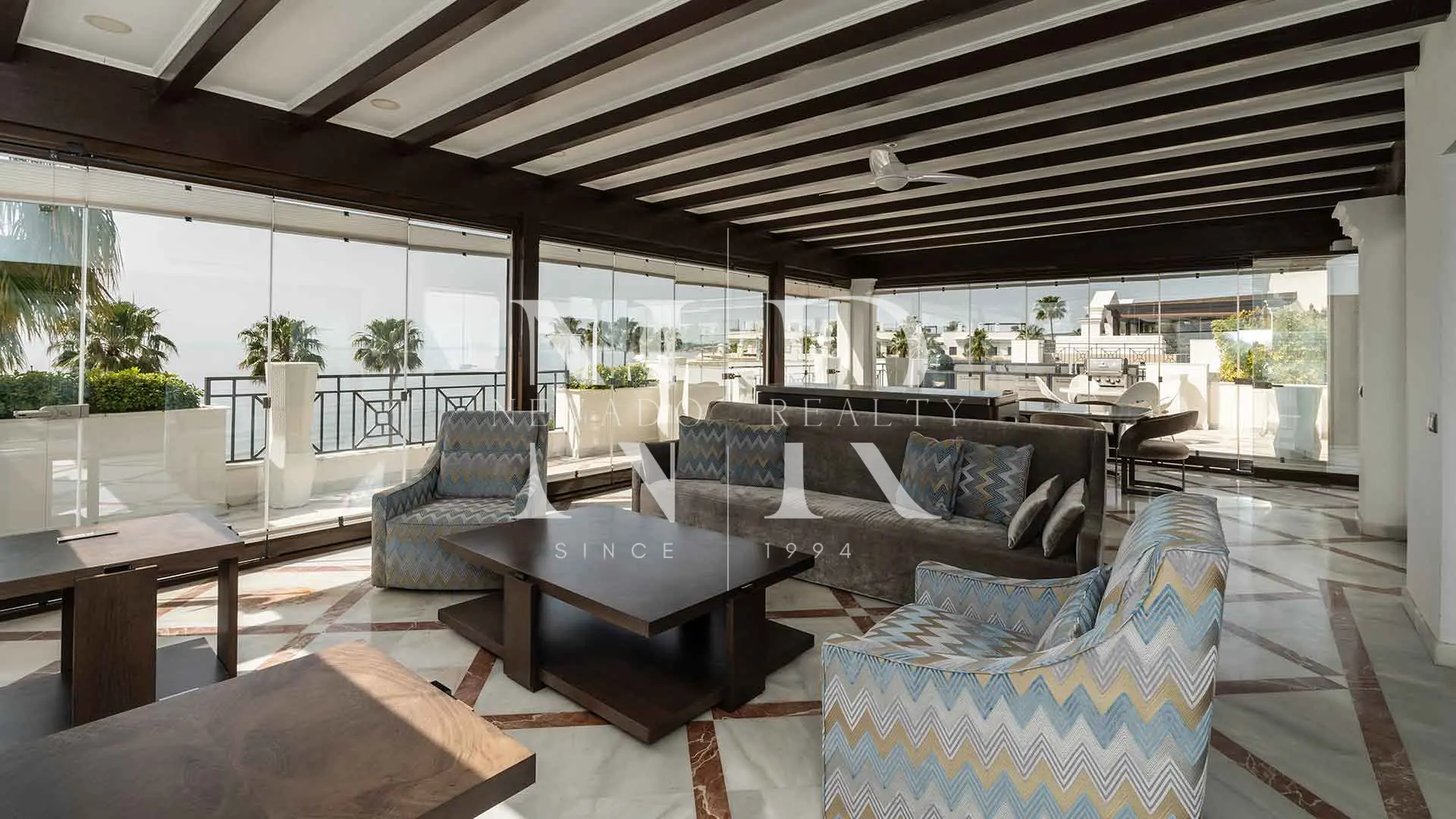 Frontline beach penthouse in Urbanization Doncella Beach for sale