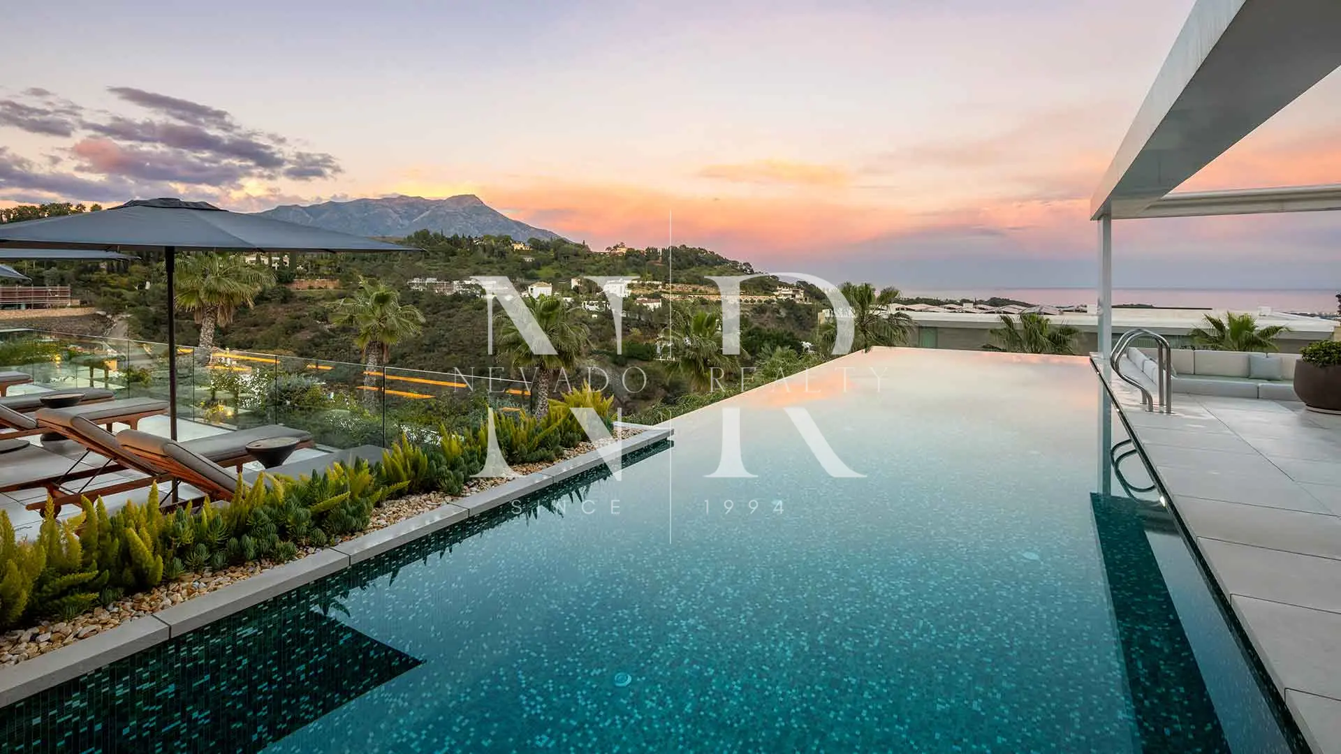 Villa in Urbanization El Madroñal with panoramic views for sale