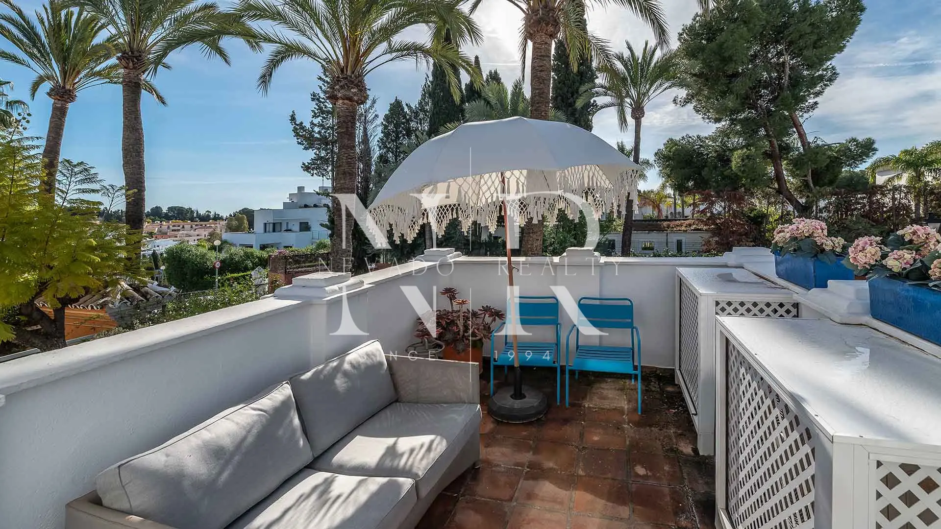 Maison mitoyenne entièrement rénovée à vendre dans le lotissement Lomas de Marbella Club Pueblo