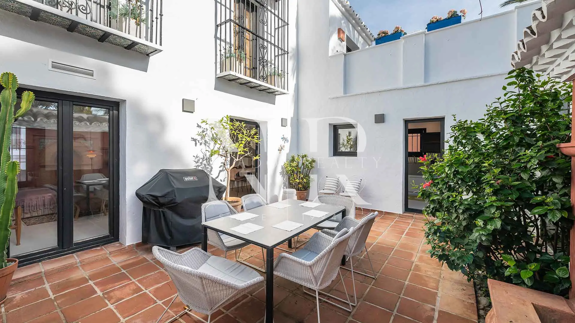 Maison mitoyenne entièrement rénovée à vendre dans le lotissement Lomas de Marbella Club Pueblo