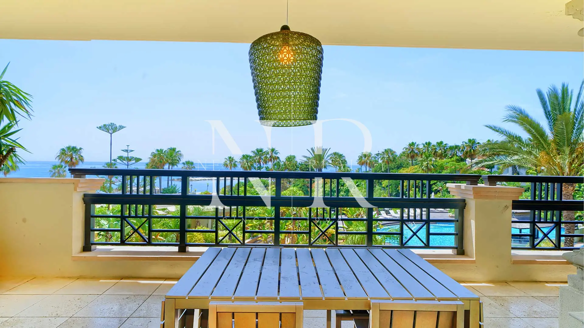 Apartamento en urbanizacion en Laguna de Banus en primera linea de playa en venta