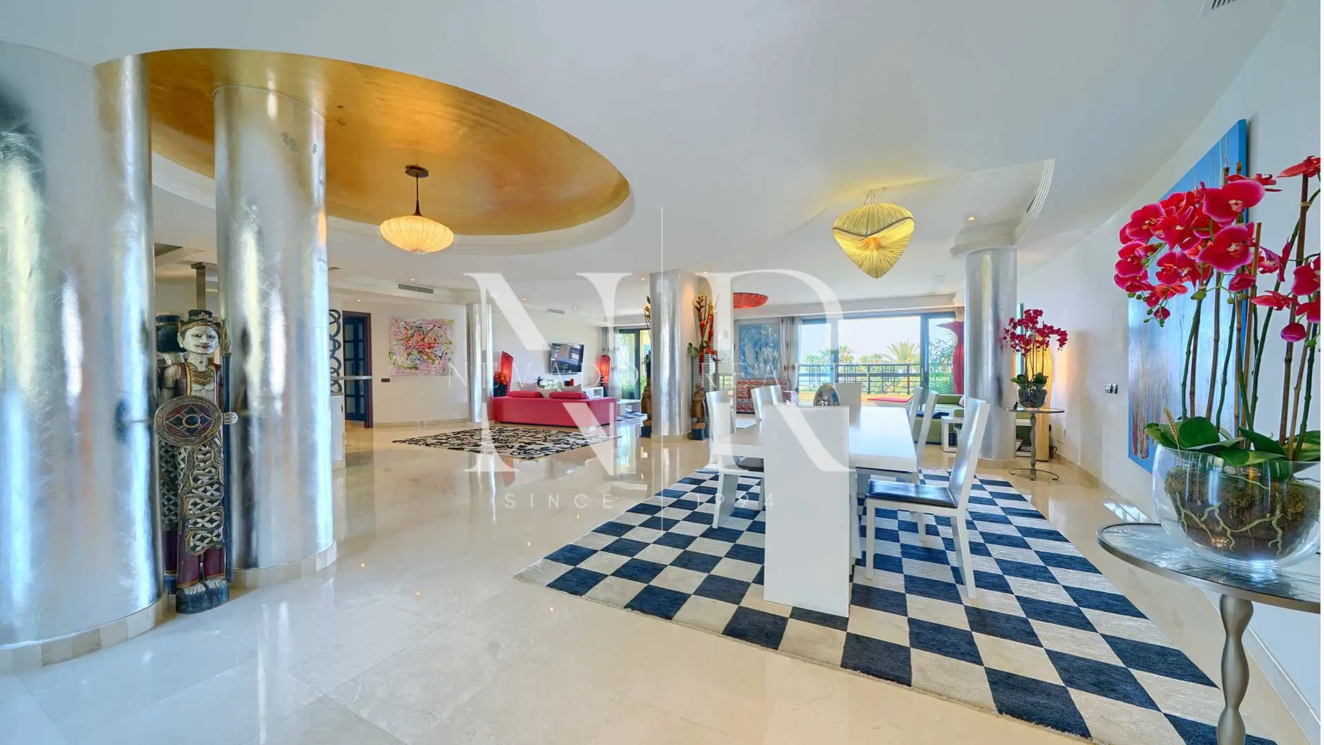 Apartamento en urbanizacion en Laguna de Banus en primera linea de playa en venta