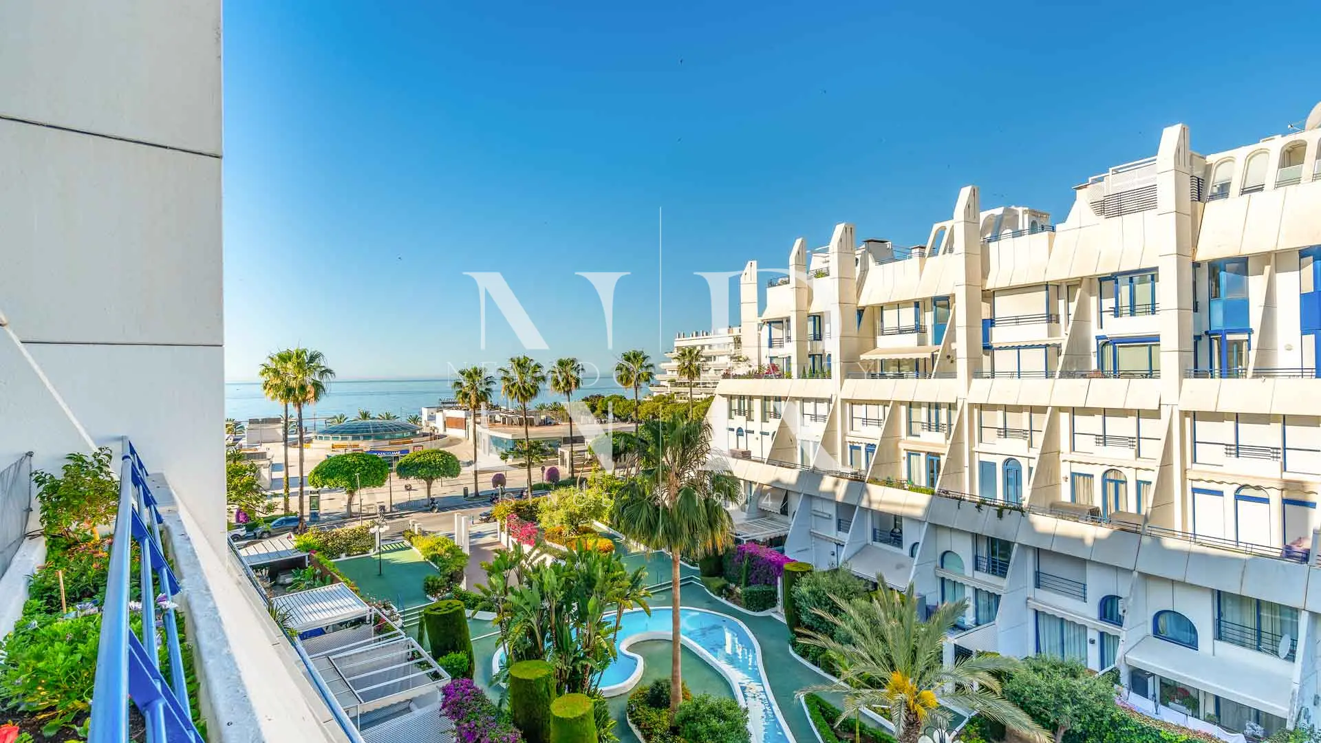 Penthouse in Marbella House urbanization with sea views for sale