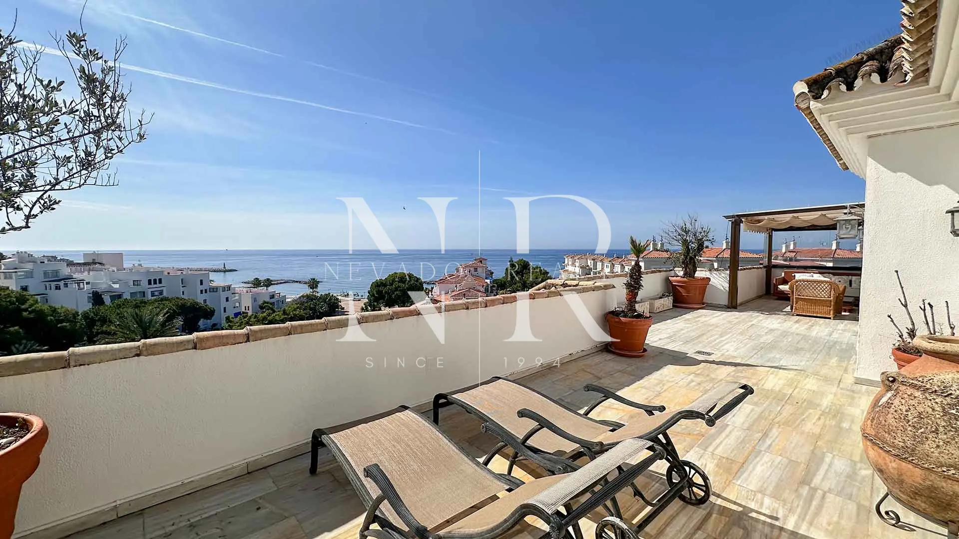 Atico con impresionantes vistas al mar en el corazon de Puerto Banus