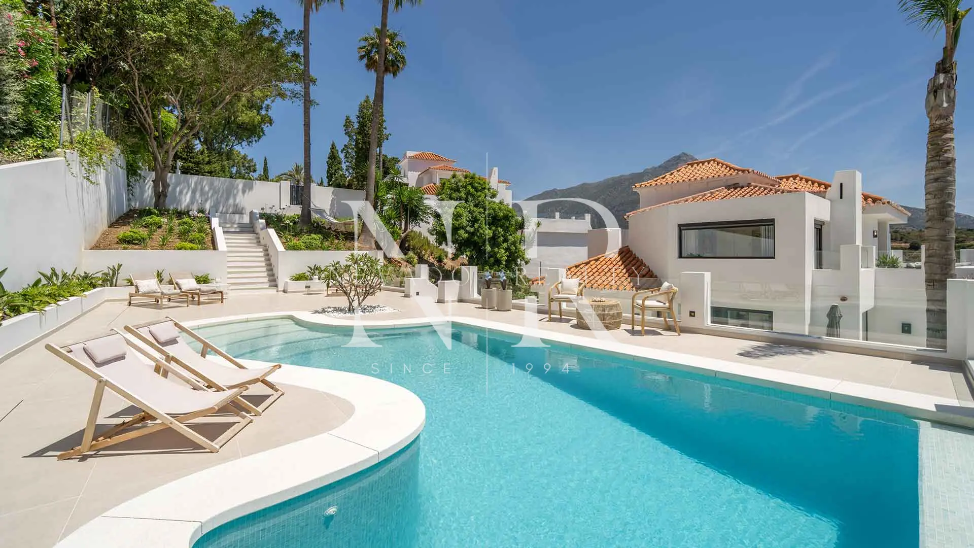 Villa à vendre à Las Lomas de Nueva Andalucía avec vue panoramique sur la mer