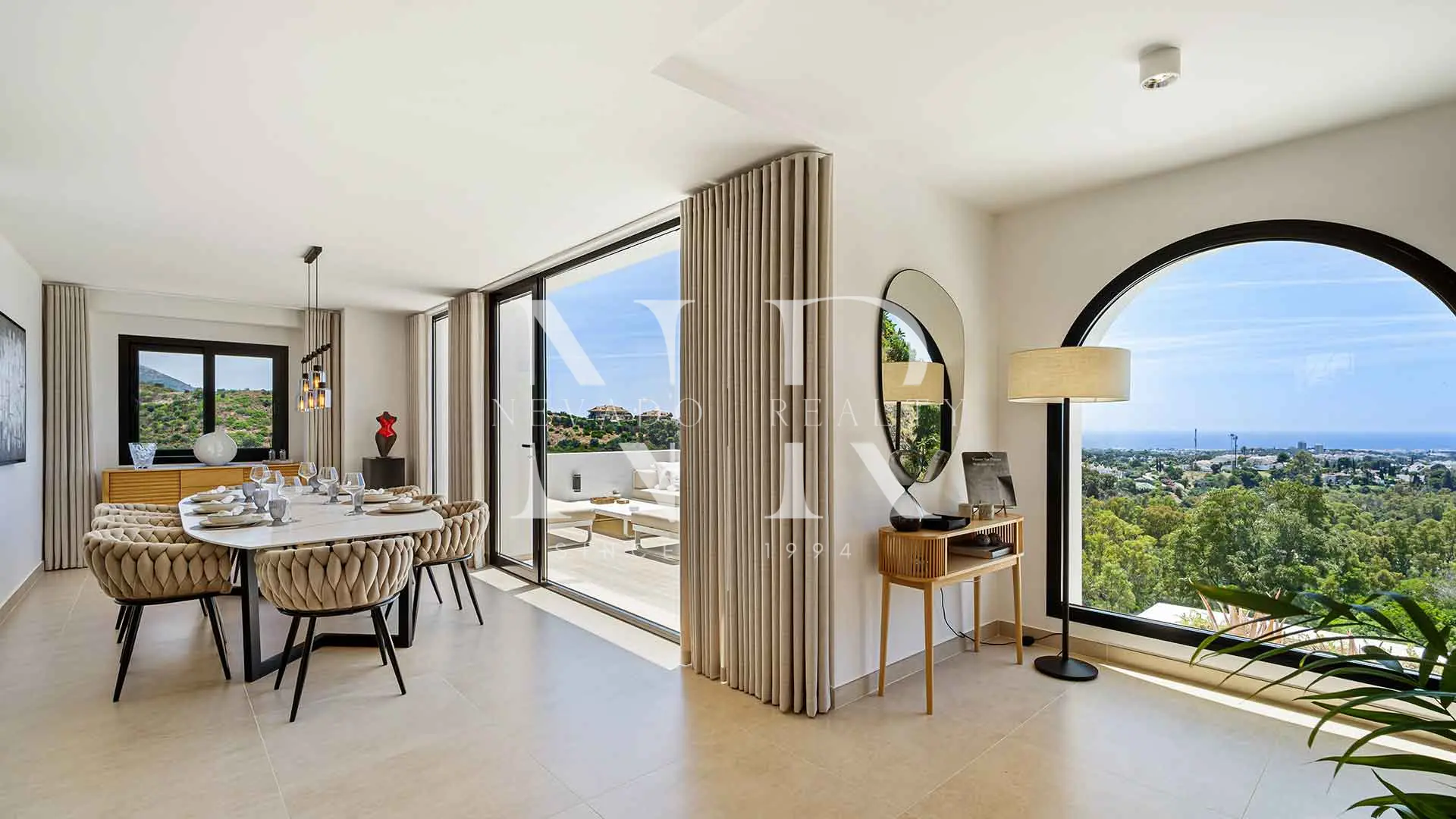 Villa à vendre à Las Lomas de Nueva Andalucía avec vue panoramique sur la mer