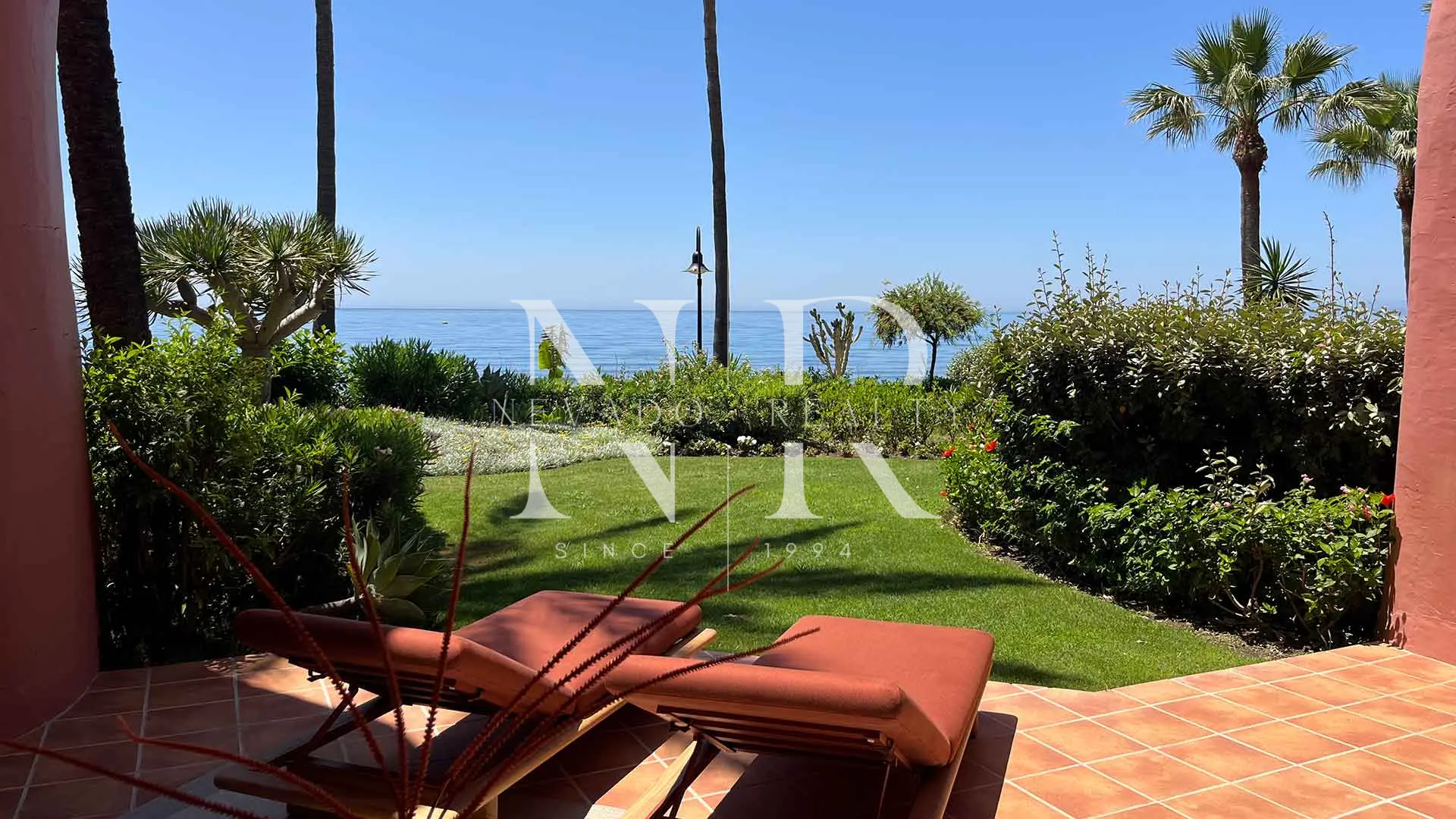 Appartement à vendre dans le complexe Menara Beach, en première ligne de plage