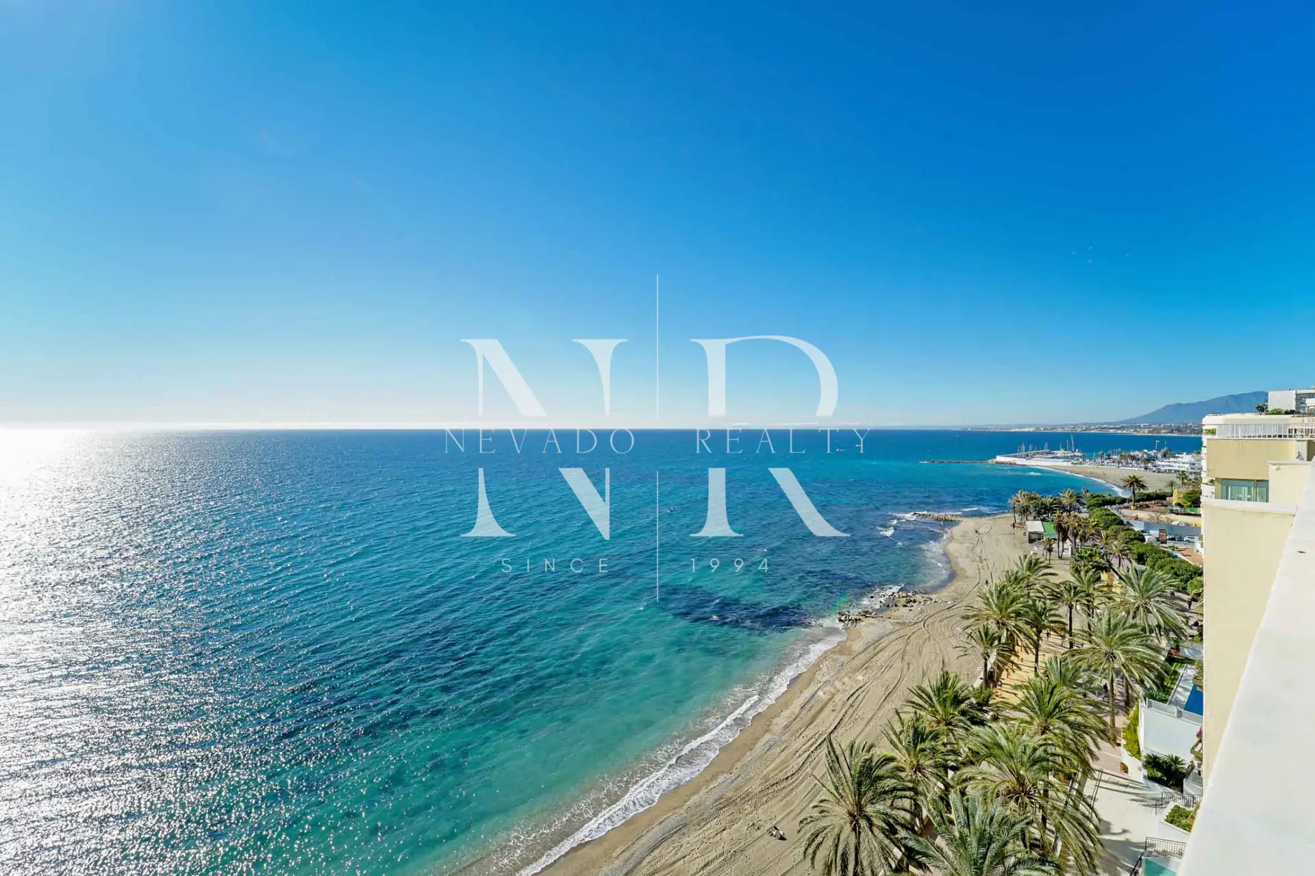 Ático en edificio Mayoral en primera línea de playa con vistas al mar a la venta