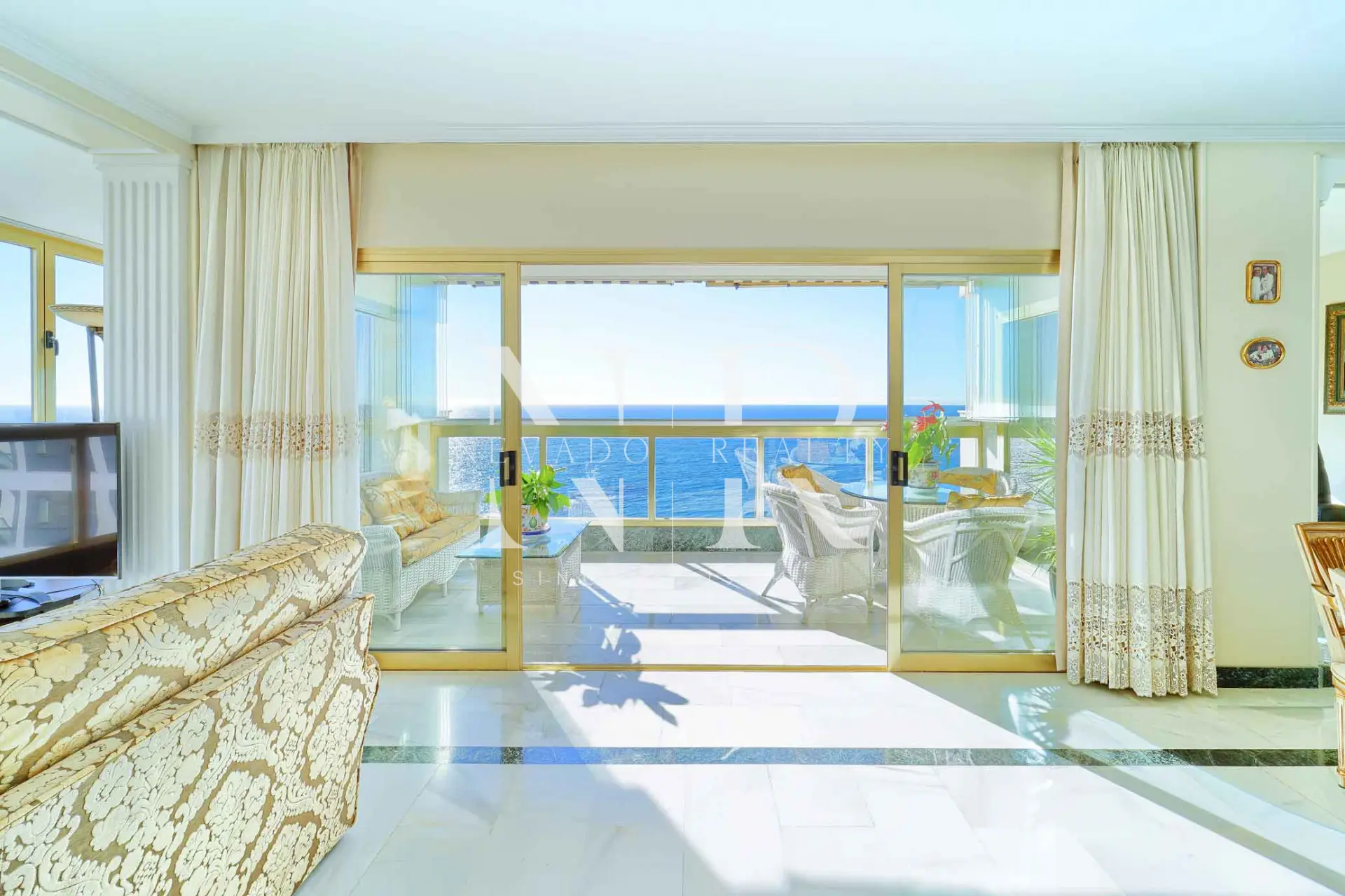 Ático en edificio Mayoral en primera línea de playa con vistas al mar a la venta