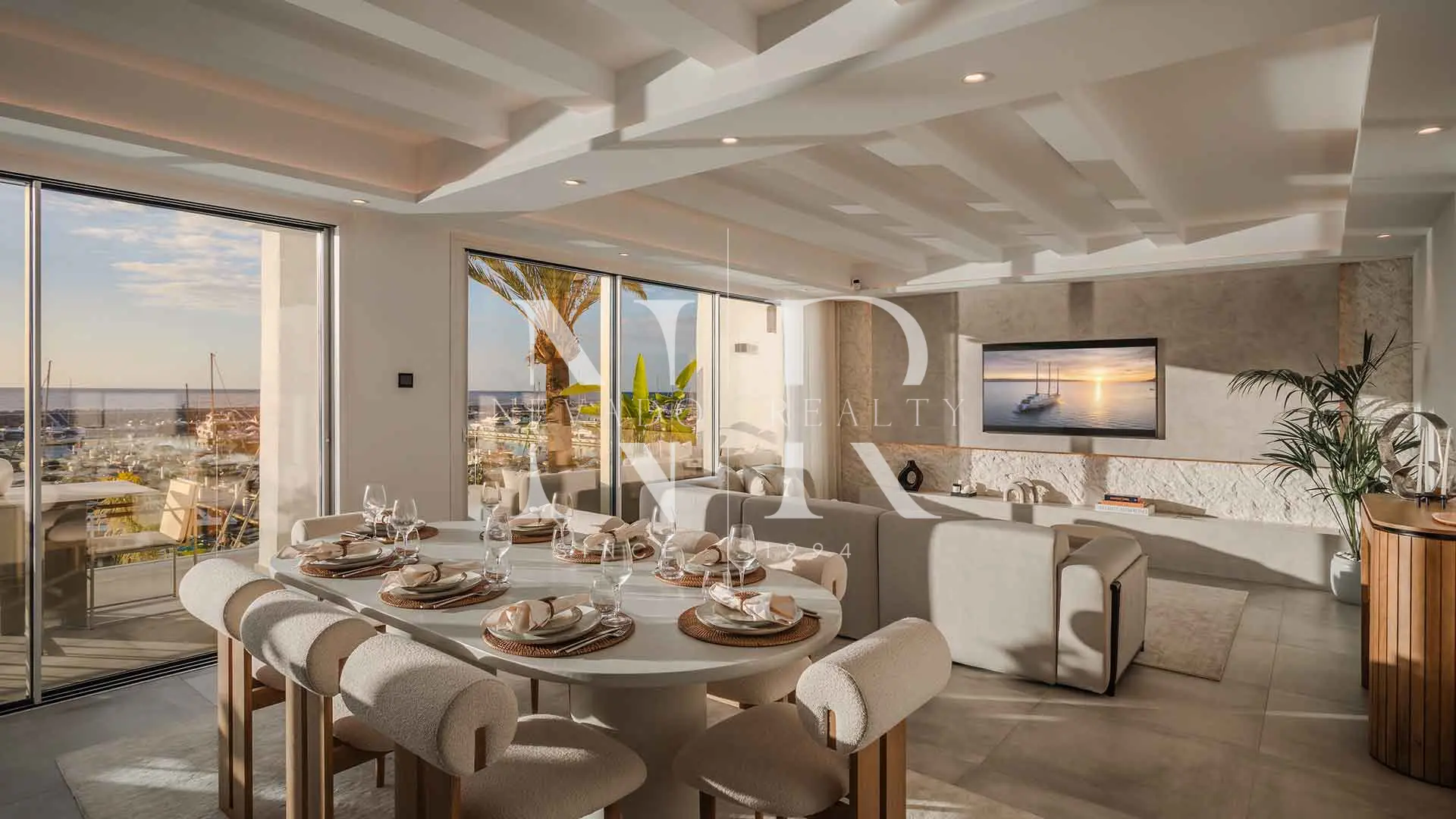 Ático en Puerto Banús en primera línea con vistas panorámicas en venta