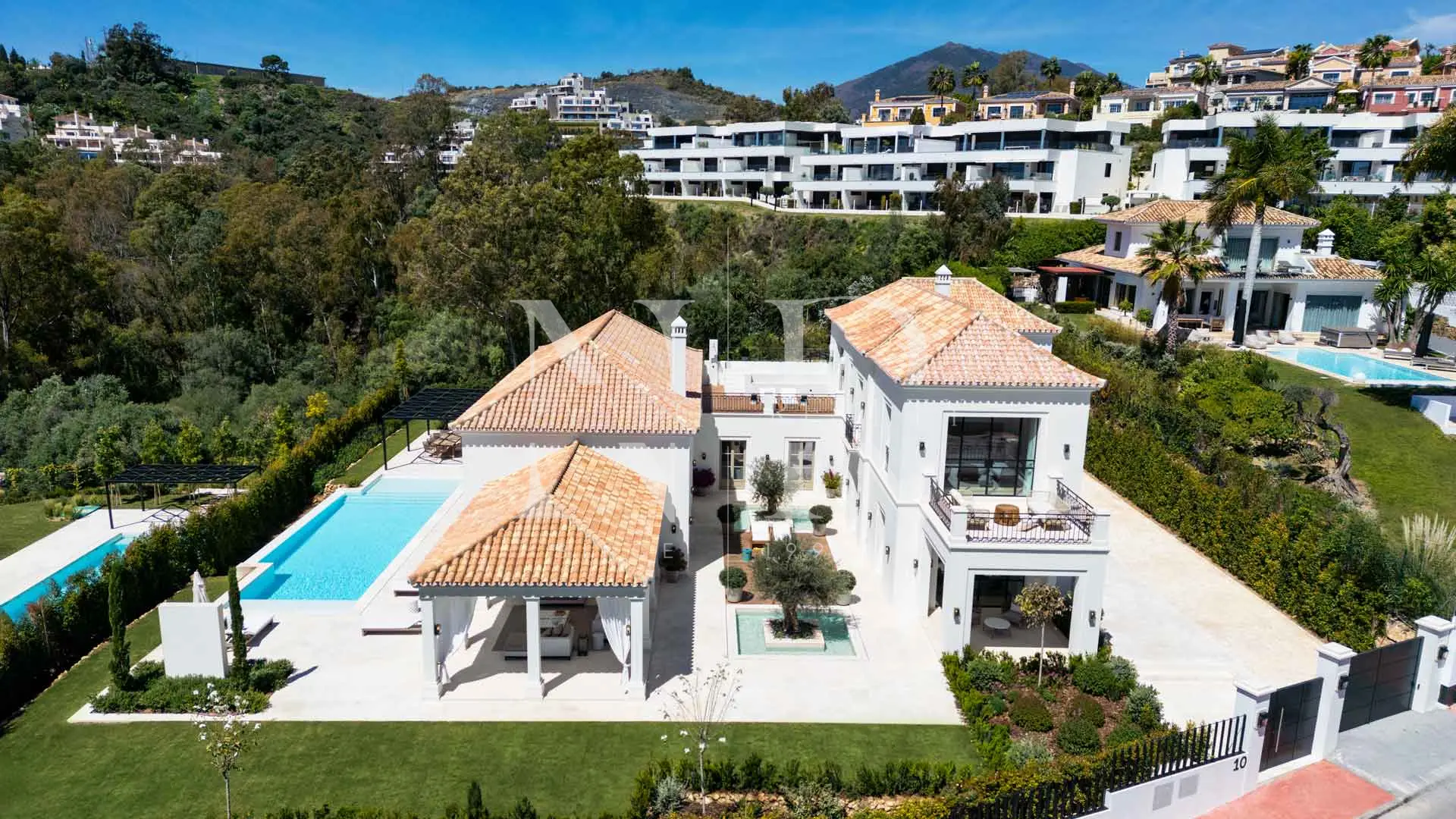 Villa en La Cerquilla de estilo andaluz en venta