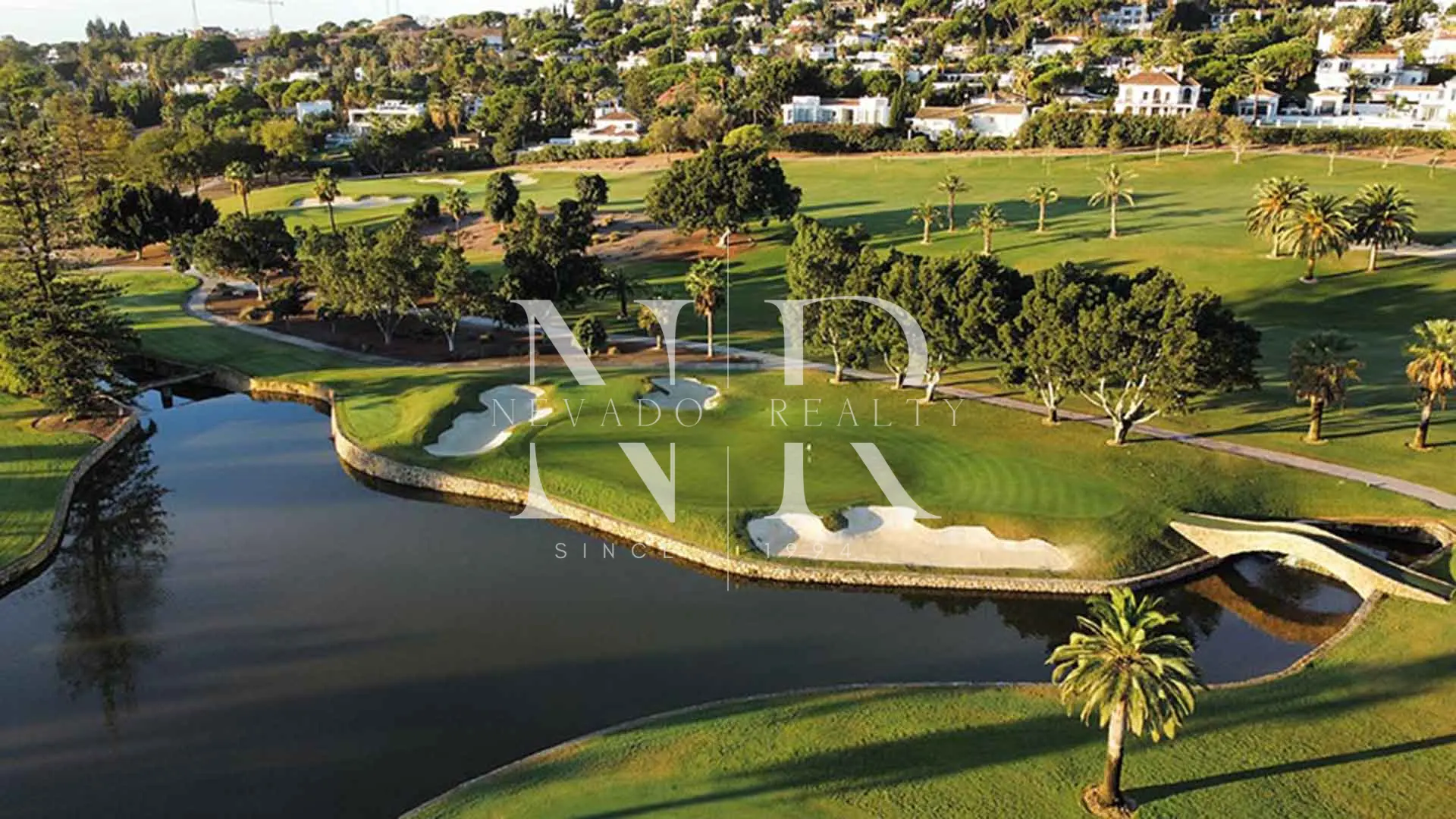 Ocho de Oro, Villas en Nueva Andalucía con vistas panorámicas en venta