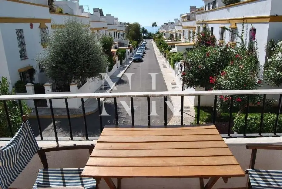 Amplia y luminosa adosada al lado del mar