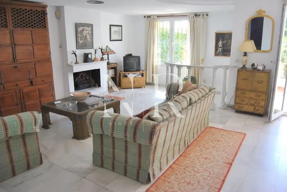 Amplia y luminosa adosada al lado del mar