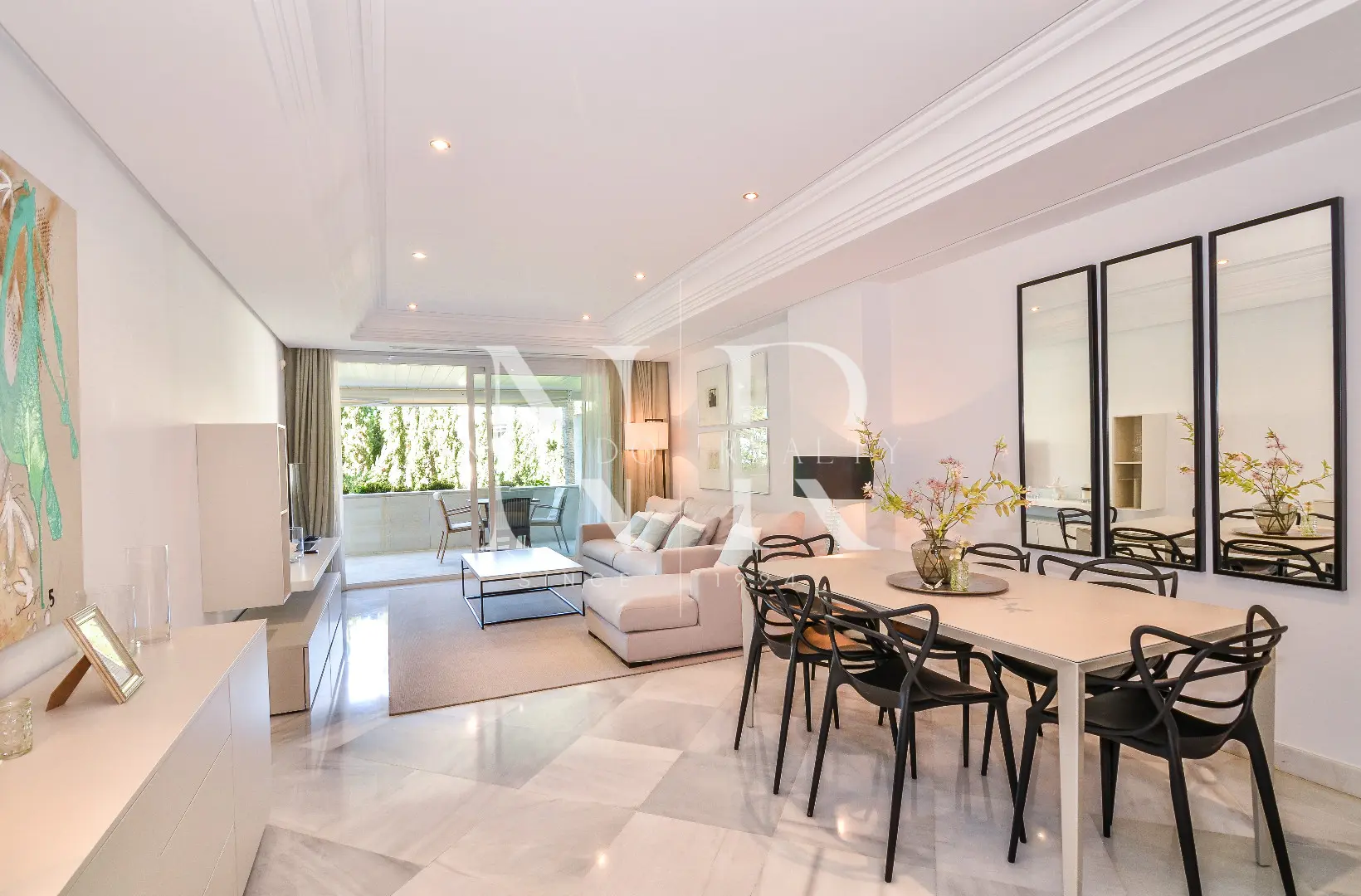 Apartment for sale in Marina Mariola on the Golden Mile, right on the beach.