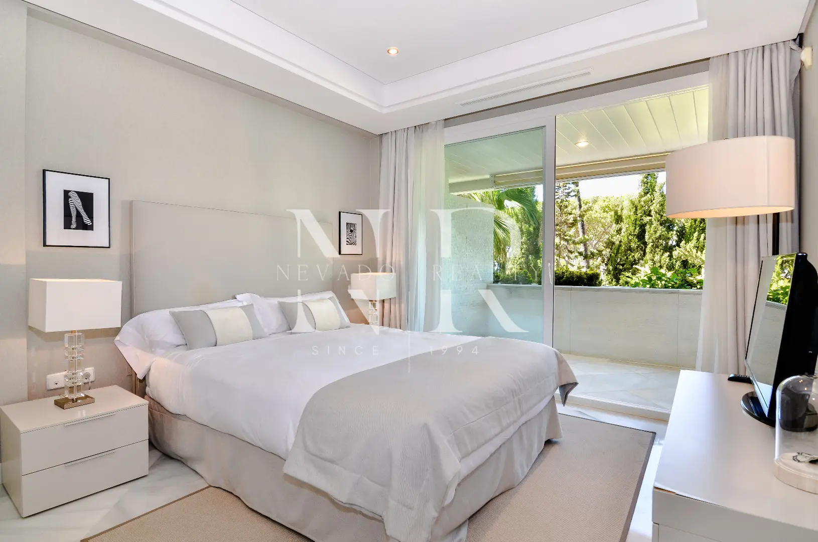 Apartment for sale in Marina Mariola on the Golden Mile, right on the beach.