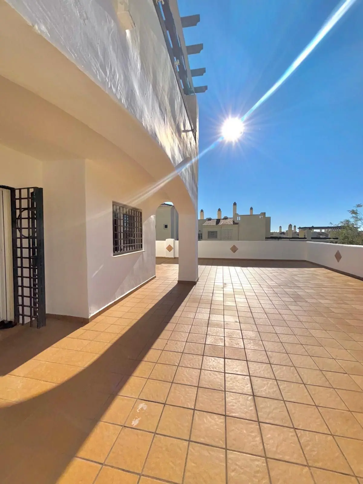 Spektakulär 2 sovrum med 100m2 Terrace och fantastisk utsikt över bergen