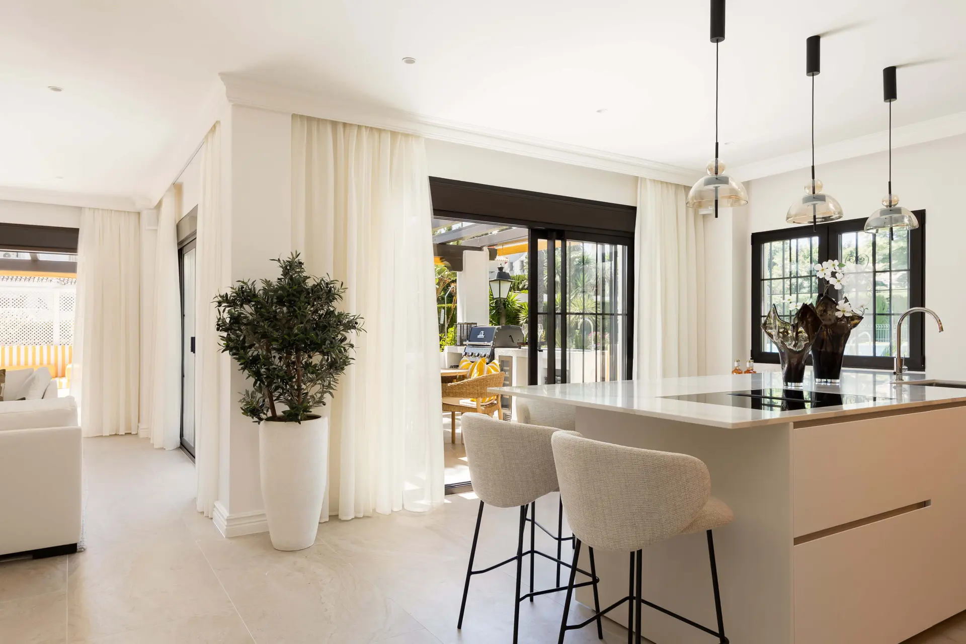 Apartamento de 3 dormitorios totalmente reformado en Aldea Blanca, reconstruido a estándares escandinavos con acabados premium y dos terrazas suroeste, a pocos pasos de Puerto Banús.