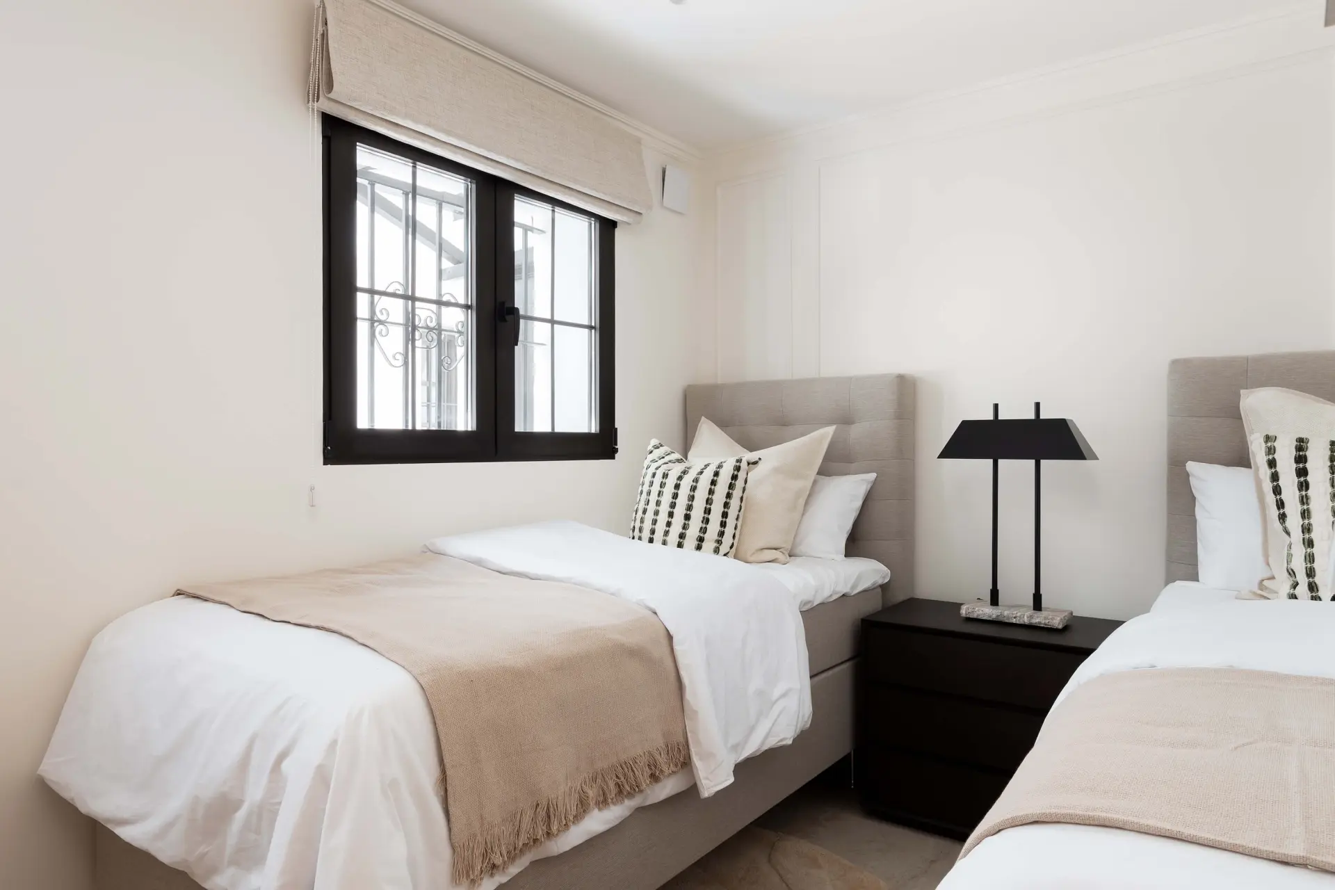 Apartamento de 3 dormitorios totalmente reformado en Aldea Blanca, reconstruido a estándares escandinavos con acabados premium y dos terrazas suroeste, a pocos pasos de Puerto Banús.