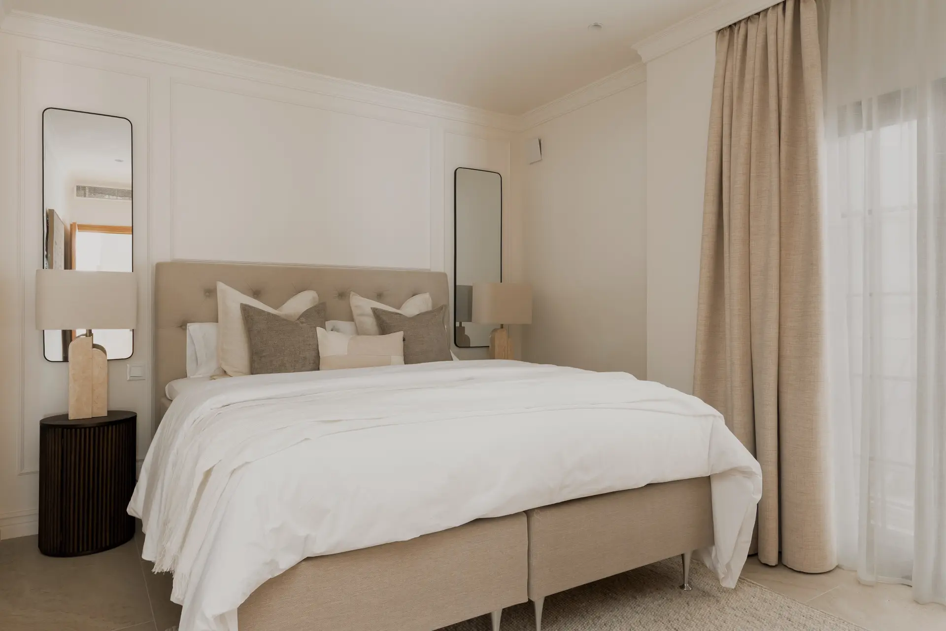Apartamento de 3 dormitorios totalmente reformado en Aldea Blanca, reconstruido a estándares escandinavos con acabados premium y dos terrazas suroeste, a pocos pasos de Puerto Banús.