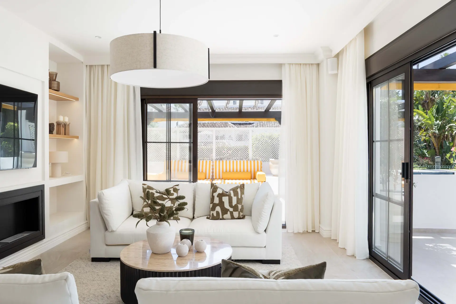 Apartamento de 3 dormitorios totalmente reformado en Aldea Blanca, reconstruido a estándares escandinavos con acabados premium y dos terrazas suroeste, a pocos pasos de Puerto Banús.