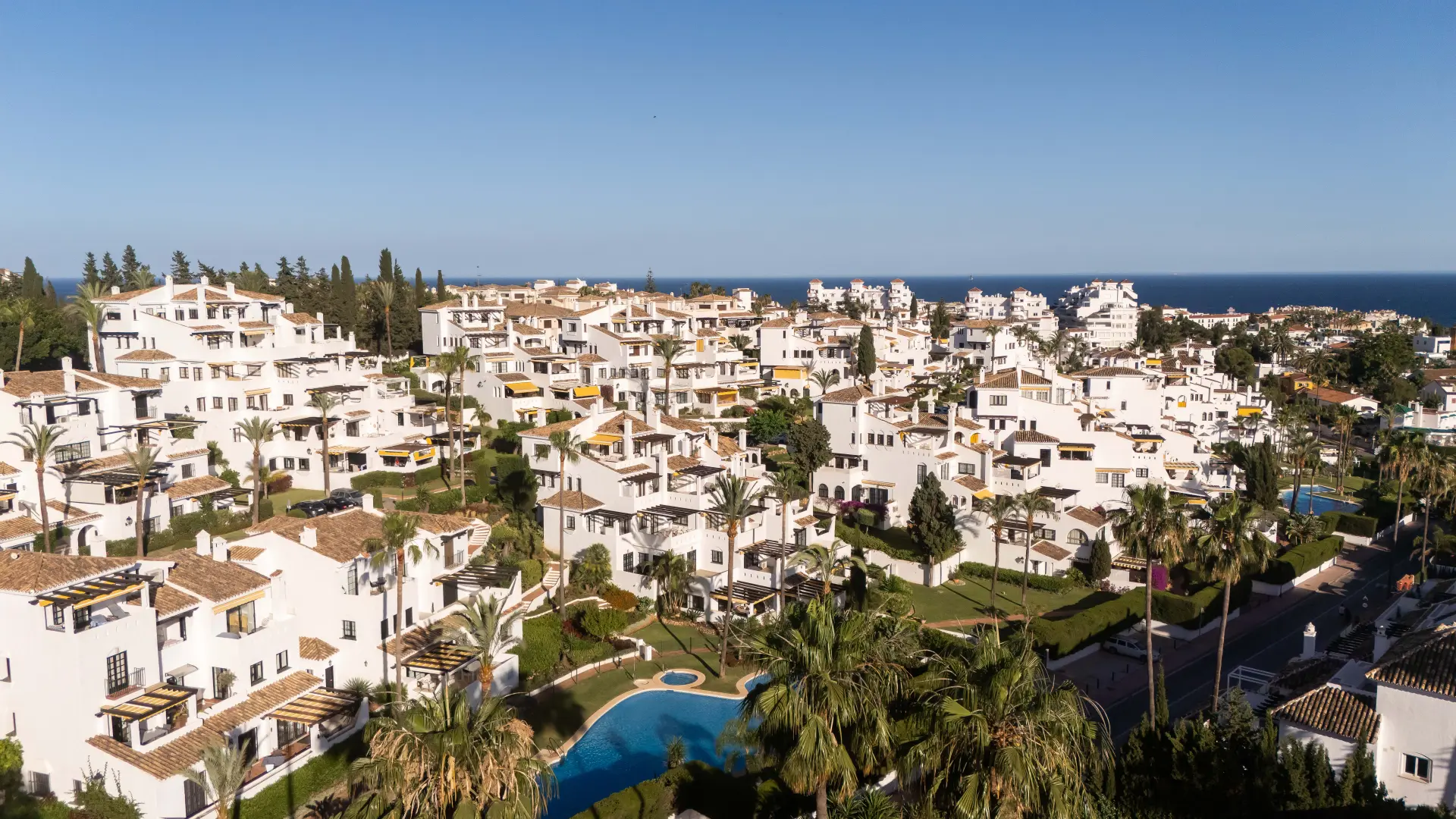 Apartamento de 3 dormitorios totalmente reformado en Aldea Blanca, reconstruido a estándares escandinavos con acabados premium y dos terrazas suroeste, a pocos pasos de Puerto Banús.