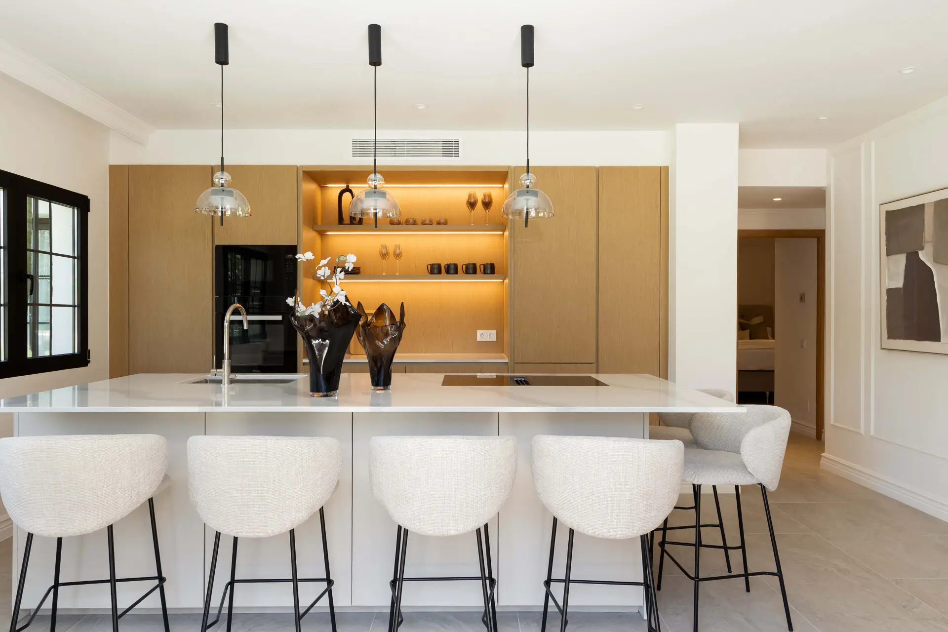 Apartamento de 3 dormitorios totalmente reformado en Aldea Blanca, reconstruido a estándares escandinavos con acabados premium y dos terrazas suroeste, a pocos pasos de Puerto Banús.