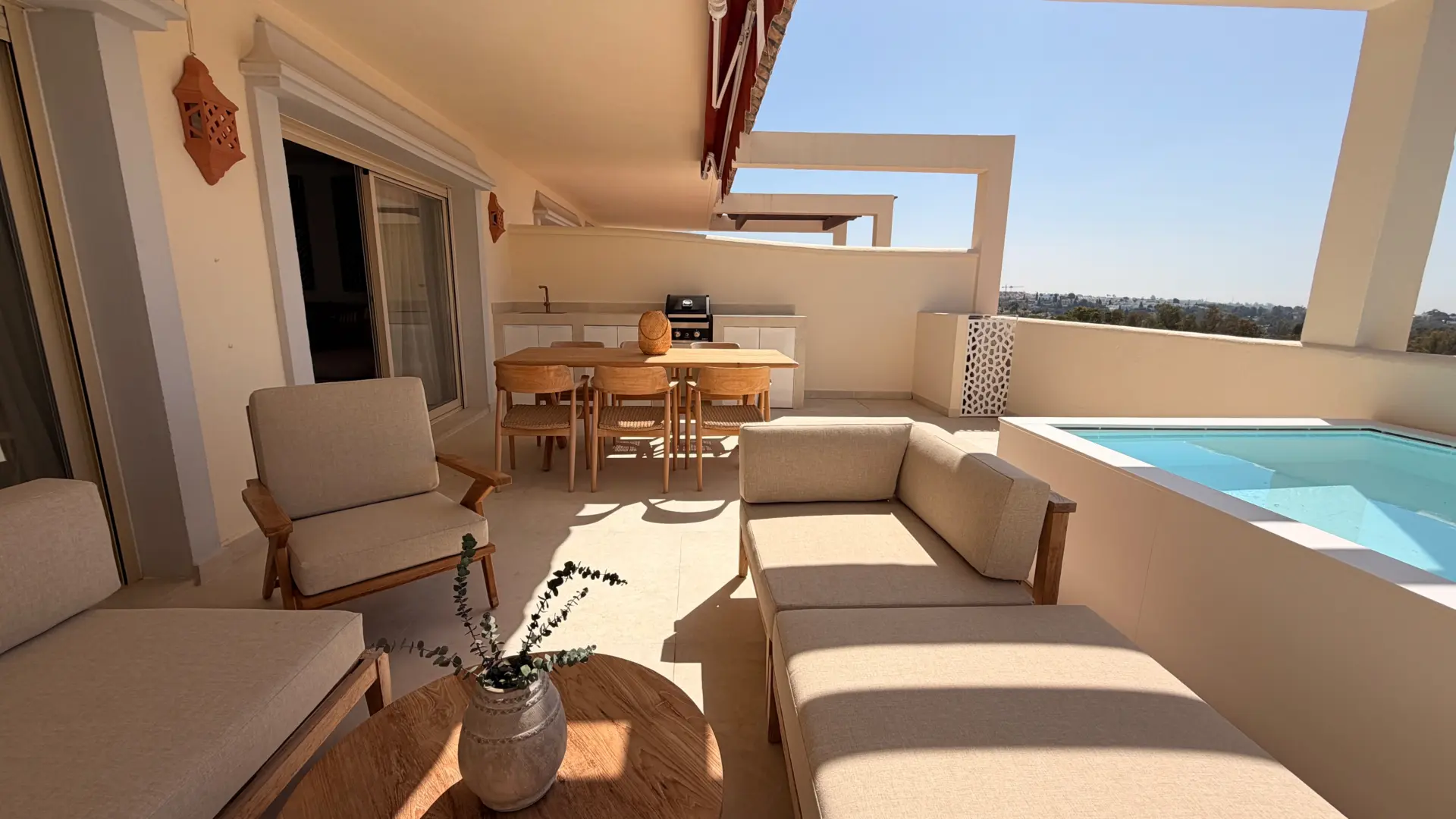 Renovated 3 Bedroom Apartment with sea & mountain views in Nueva Andalucía