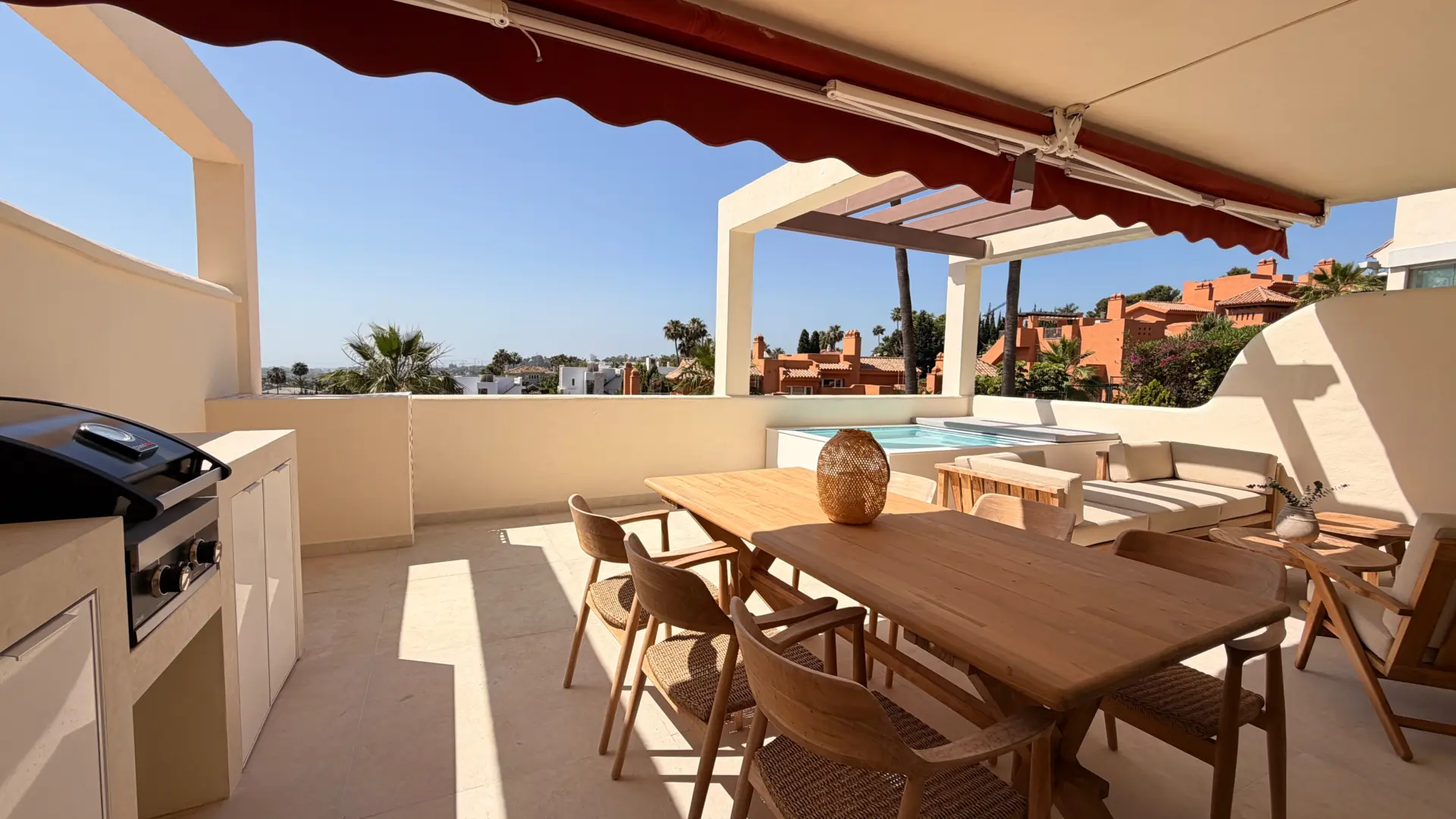 Renovated 3 Bedroom Apartment with sea & mountain views in Nueva Andalucía