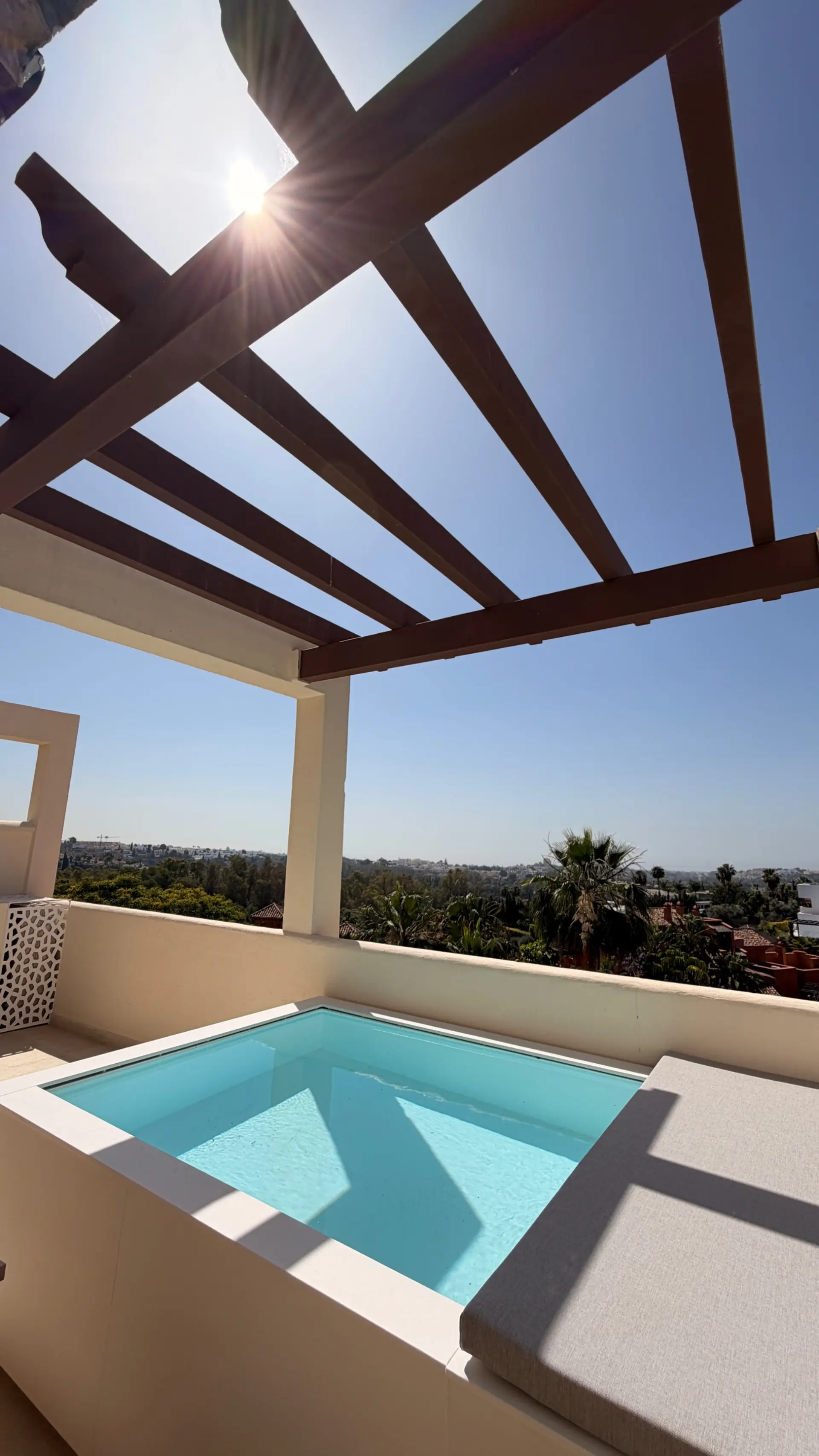 Renovated 3 Bedroom Apartment with sea & mountain views in Nueva Andalucía