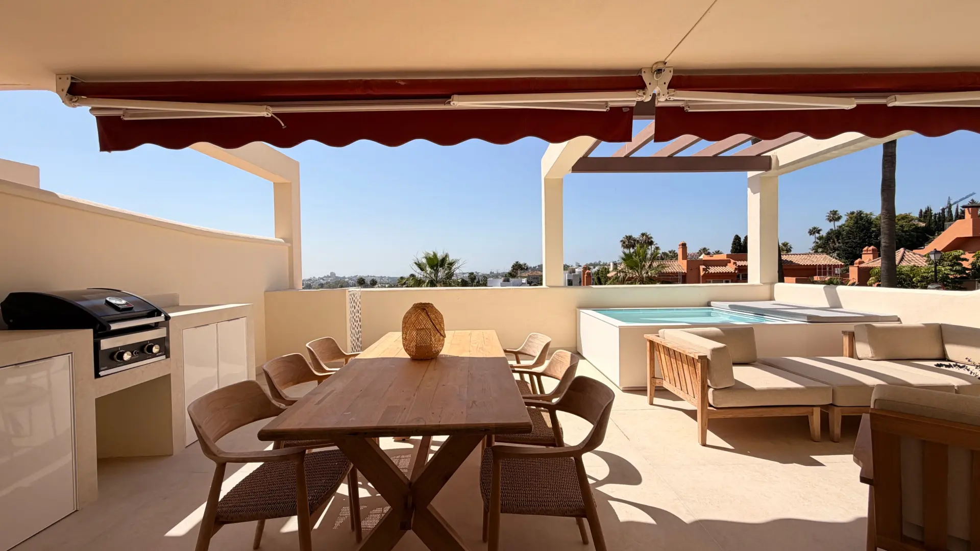 Renovated 3 Bedroom Apartment with sea & mountain views in Nueva Andalucía