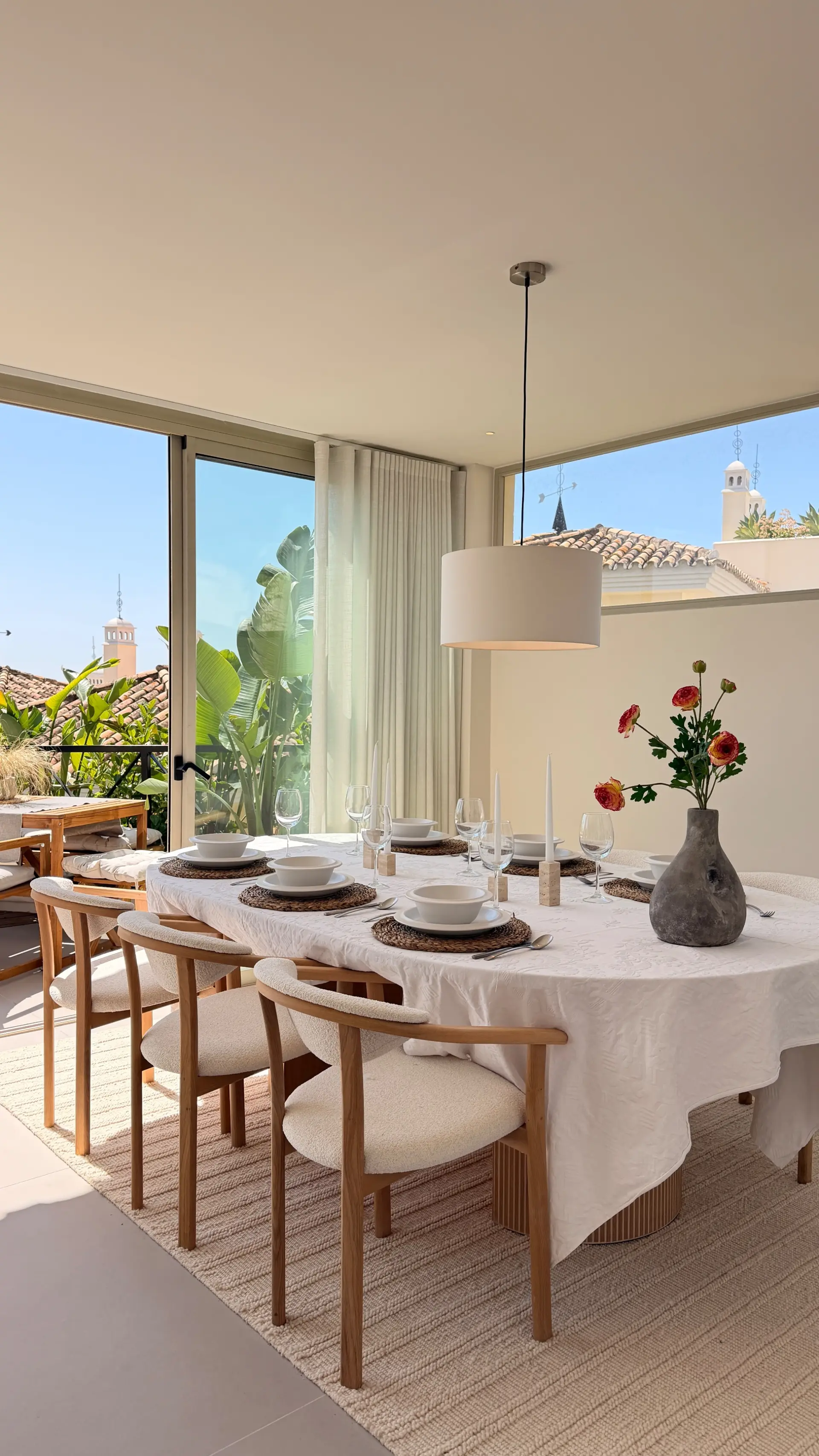 Apartamento de 3 Dormitorios recién reformado con piscina privada y vistas al mar y la montaña en Nueva Andalucia