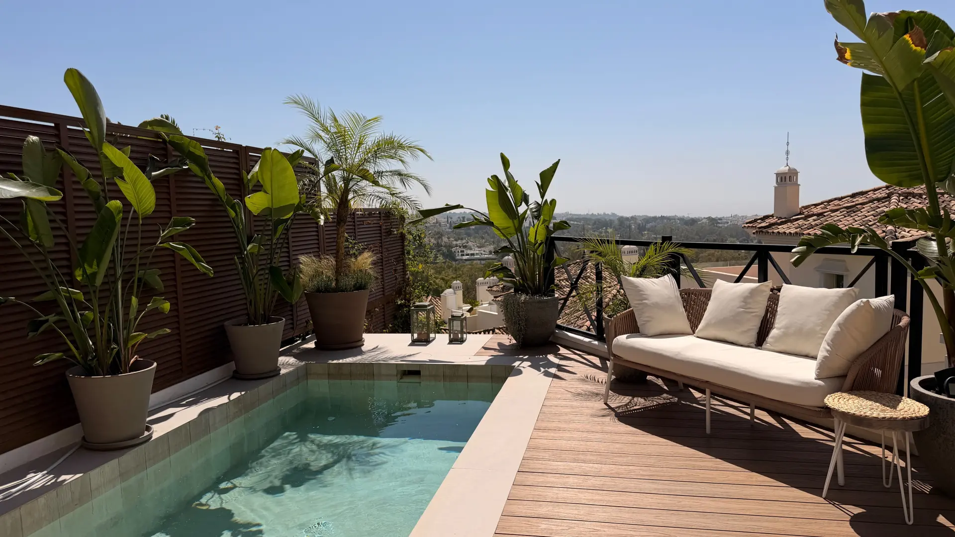 Apartamento de 3 Dormitorios recién reformado con piscina privada y vistas al mar y la montaña en Nueva Andalucia