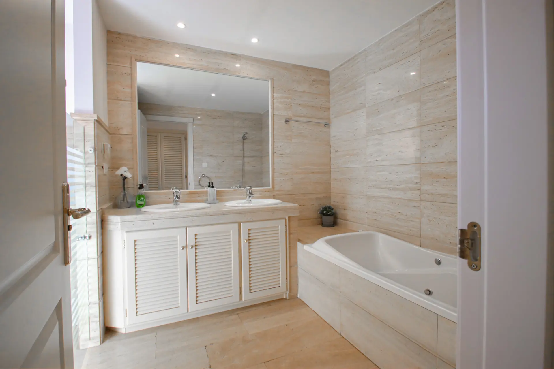 Amplio apartamento de dos dormitorios en Golf Valley, Nueva Andalucía (Marbella).