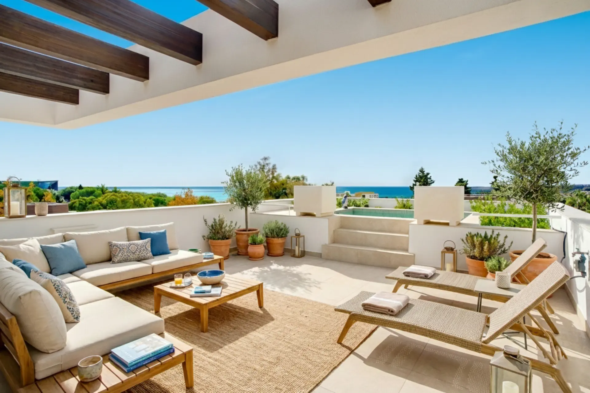 Newly built luxury, four bedroom, south facing villa located in an exclusive gated community on the edge of Marbella´s Golden Mile