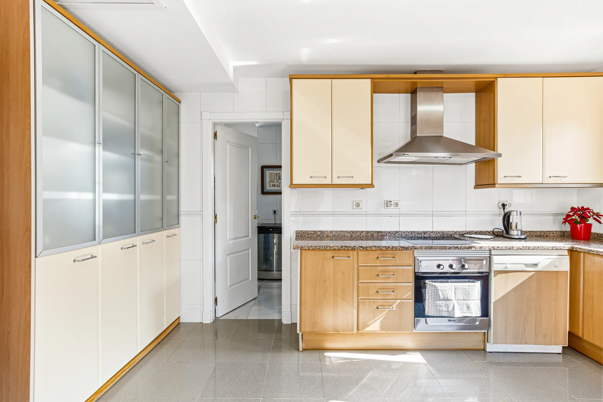 Prachtig op het zuiden gelegen, vier slaapkamers, duplex penthouse, gelegen in een gewilde gemeenschap van Estepona