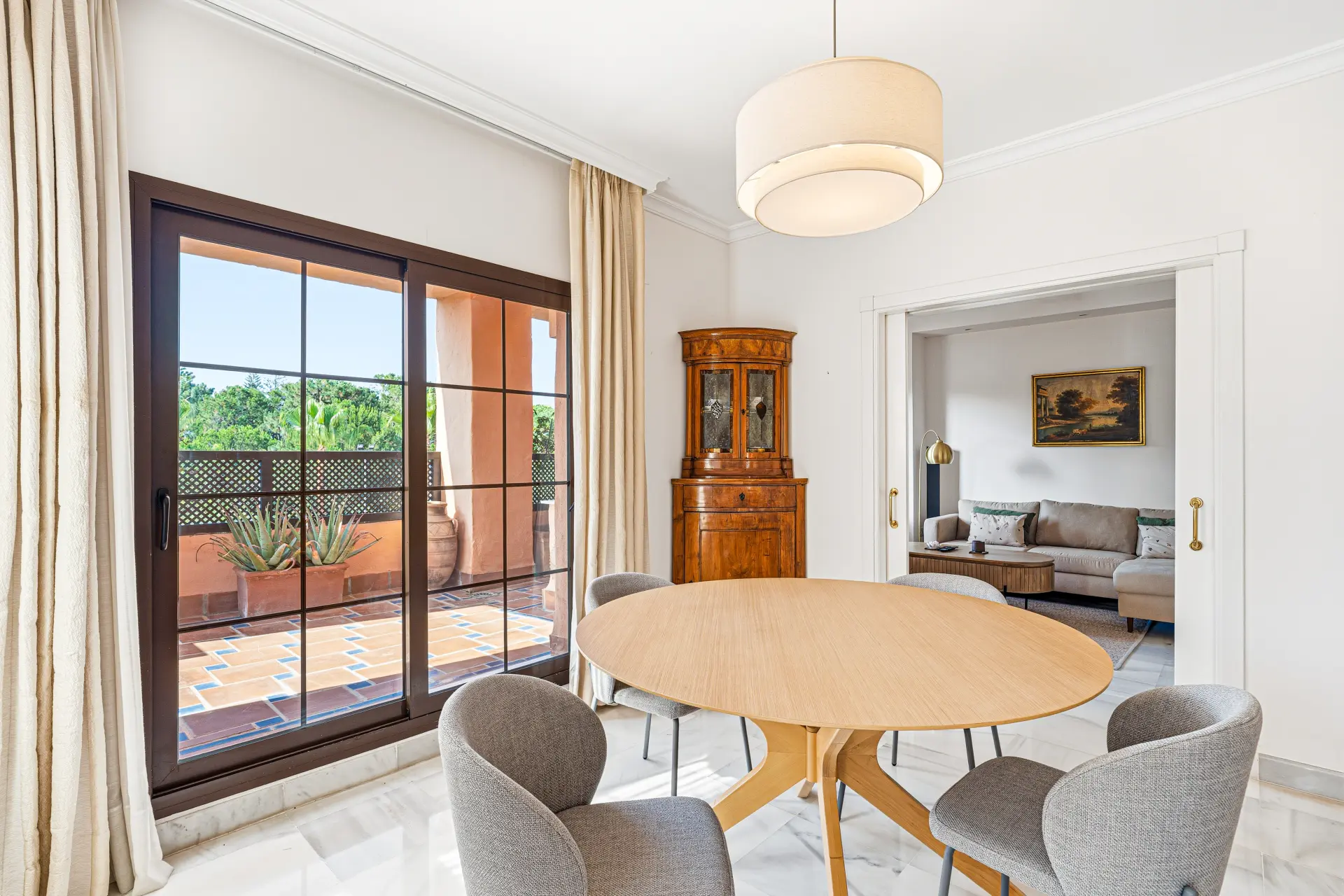 Prachtig op het zuiden gelegen, vier slaapkamers, duplex penthouse, gelegen in een gewilde gemeenschap van Estepona