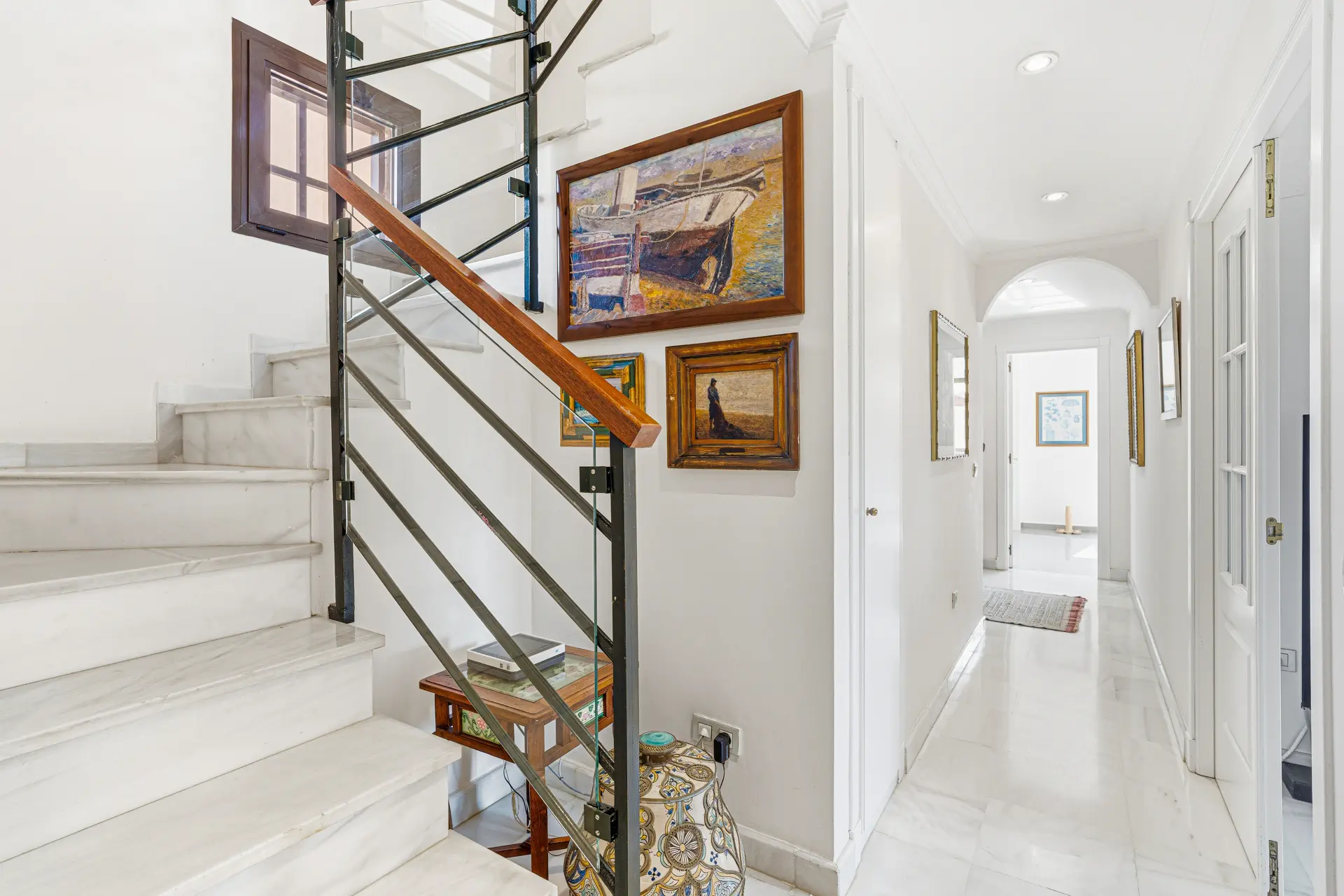 Prachtig op het zuiden gelegen, vier slaapkamers, duplex penthouse, gelegen in een gewilde gemeenschap van Estepona