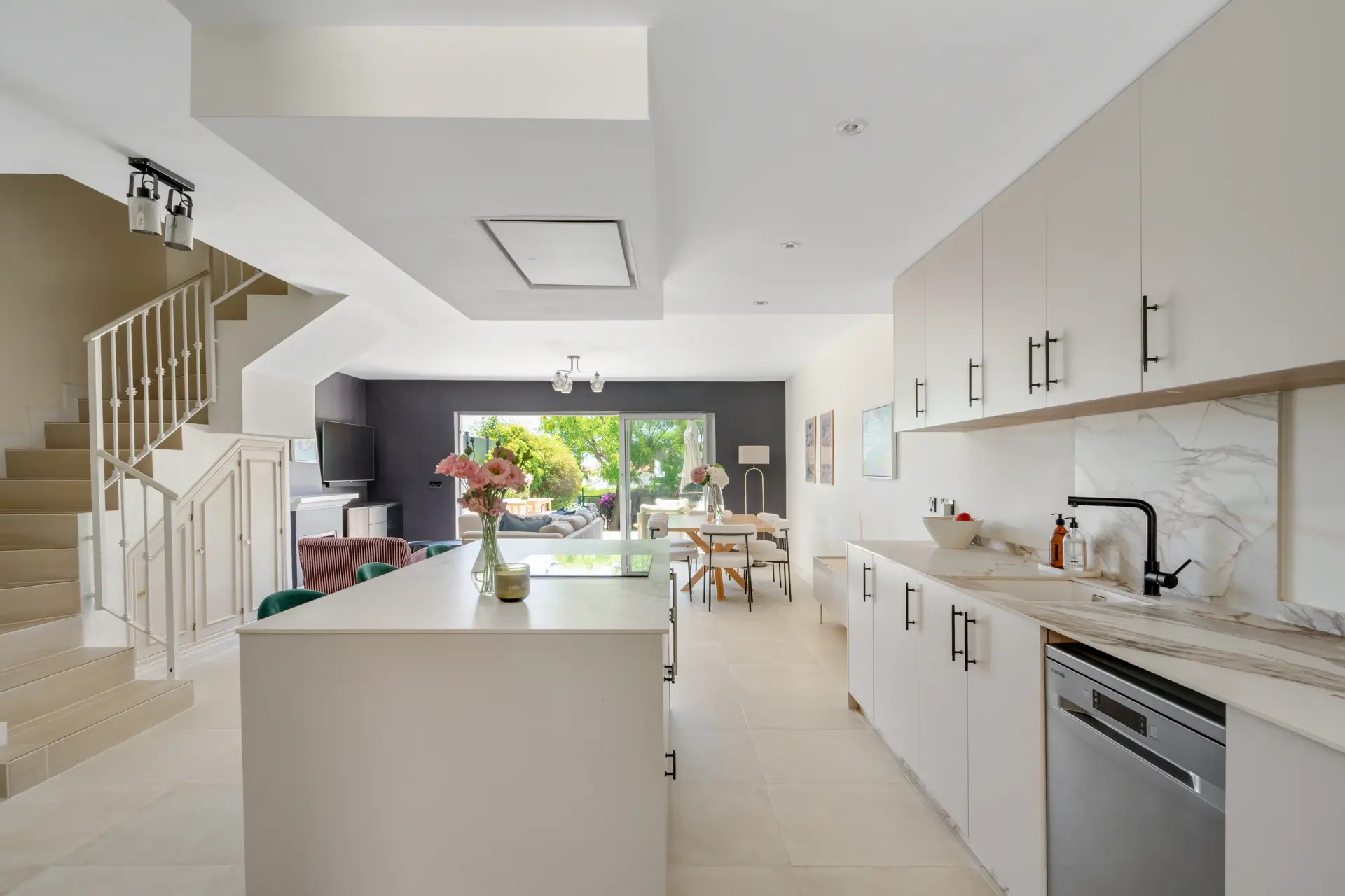Prachtig gerenoveerd herenhuis met drie slaapkamers met een eigen tuin in Nueva Atalya