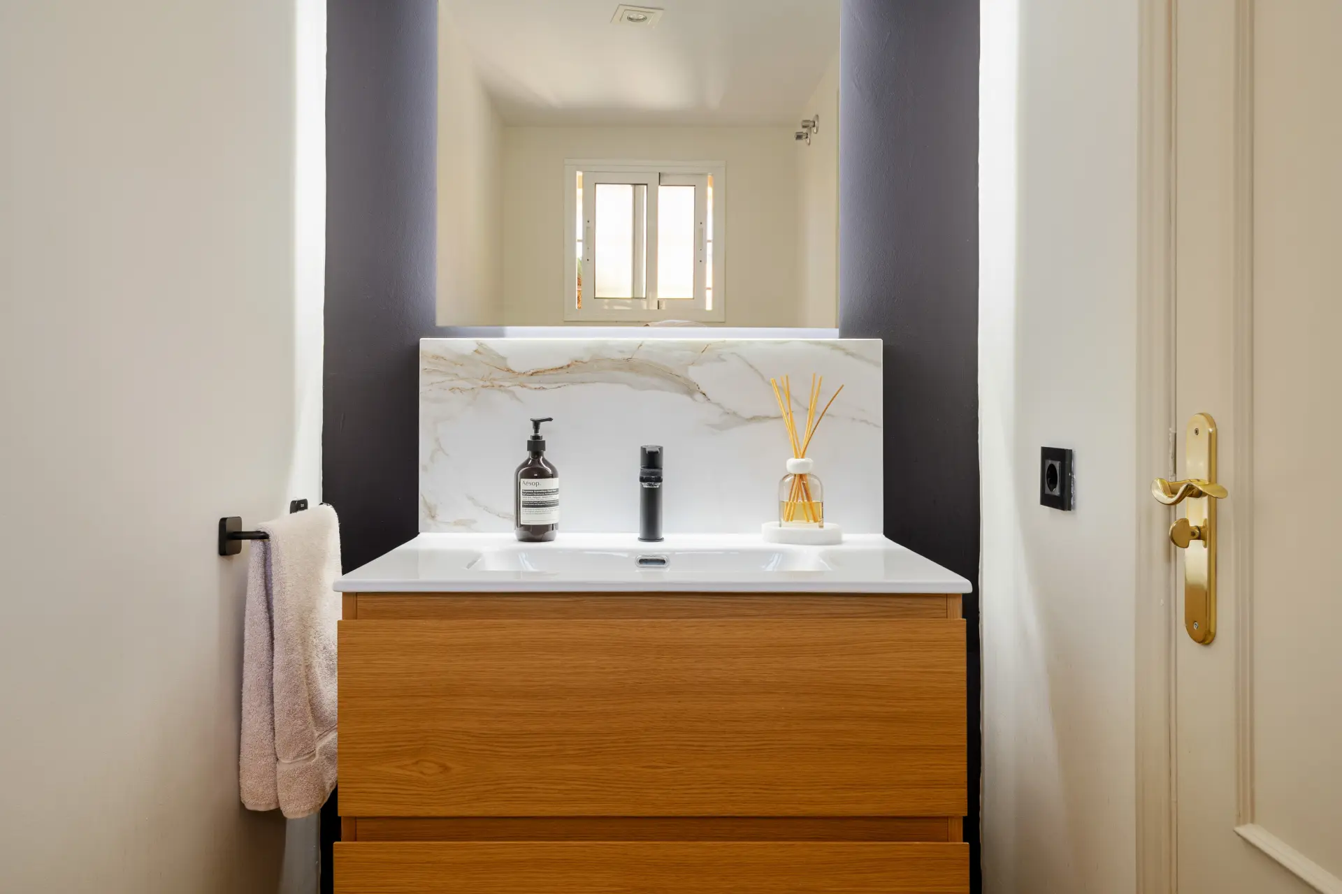 Prachtig gerenoveerd herenhuis met drie slaapkamers met een eigen tuin in Nueva Atalya
