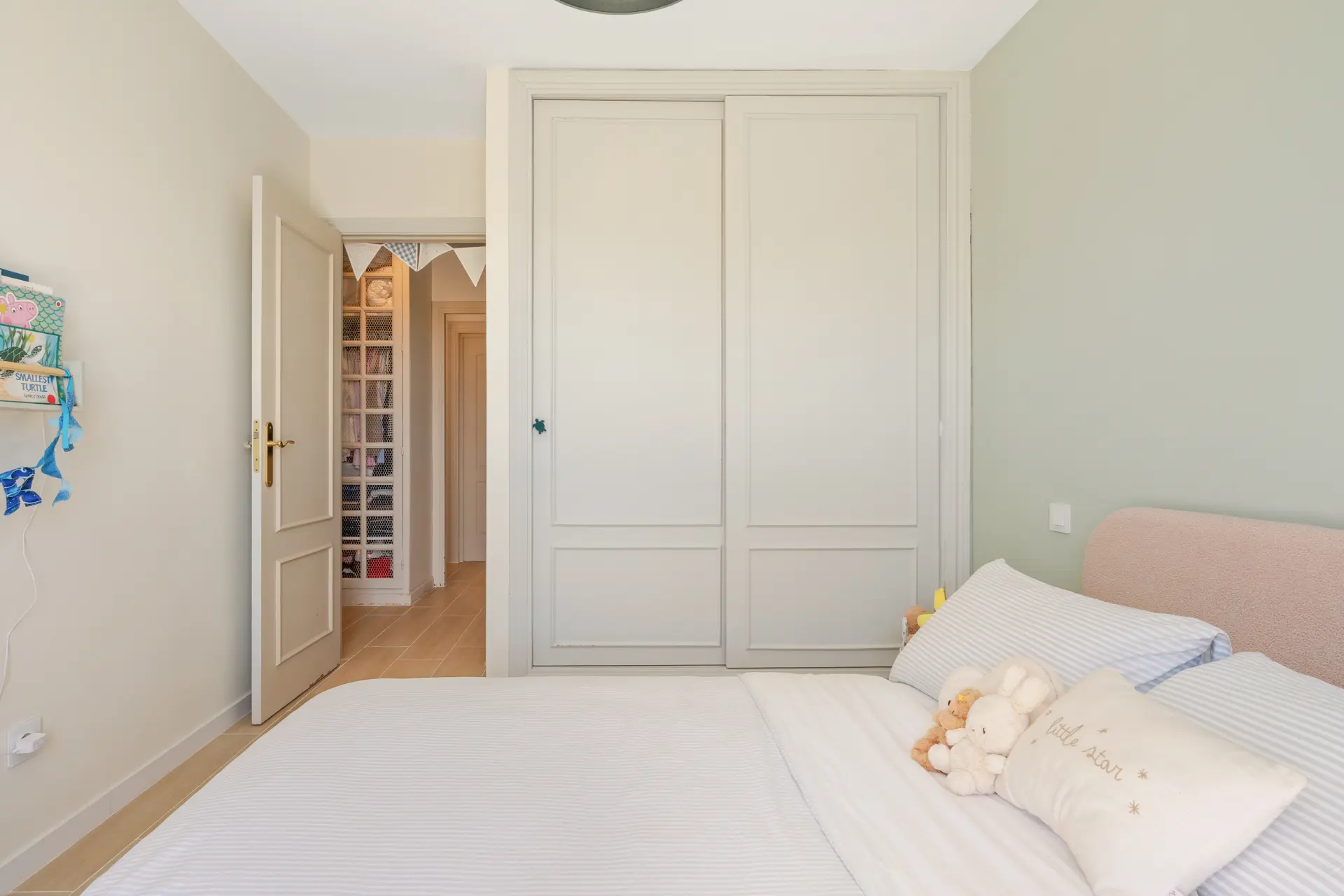 Prachtig gerenoveerd herenhuis met drie slaapkamers met een eigen tuin in Nueva Atalya