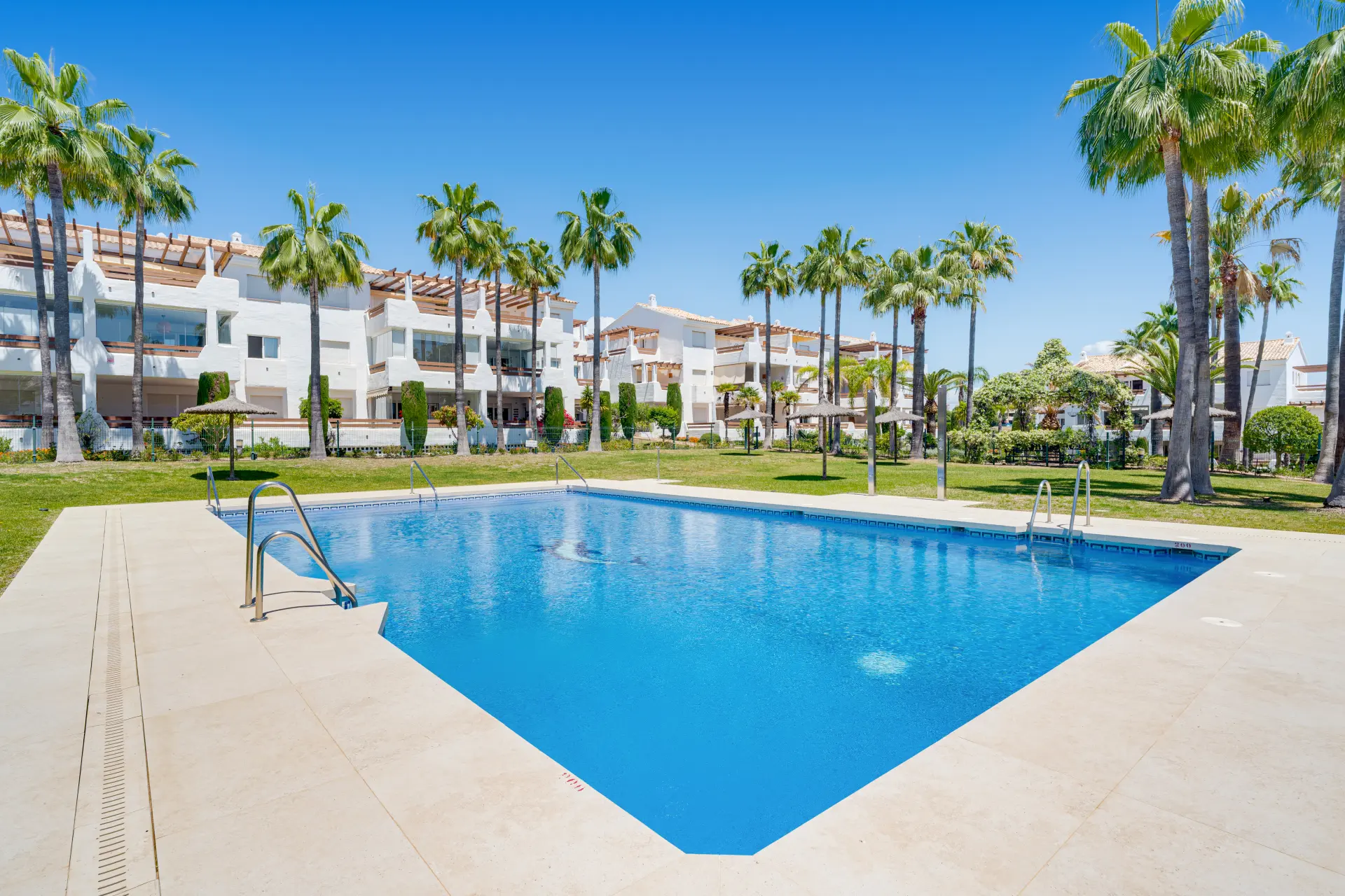 Elegant, tre sovrum första våningen lägenhet belägen i gated community of Selwo Hills, Estepona