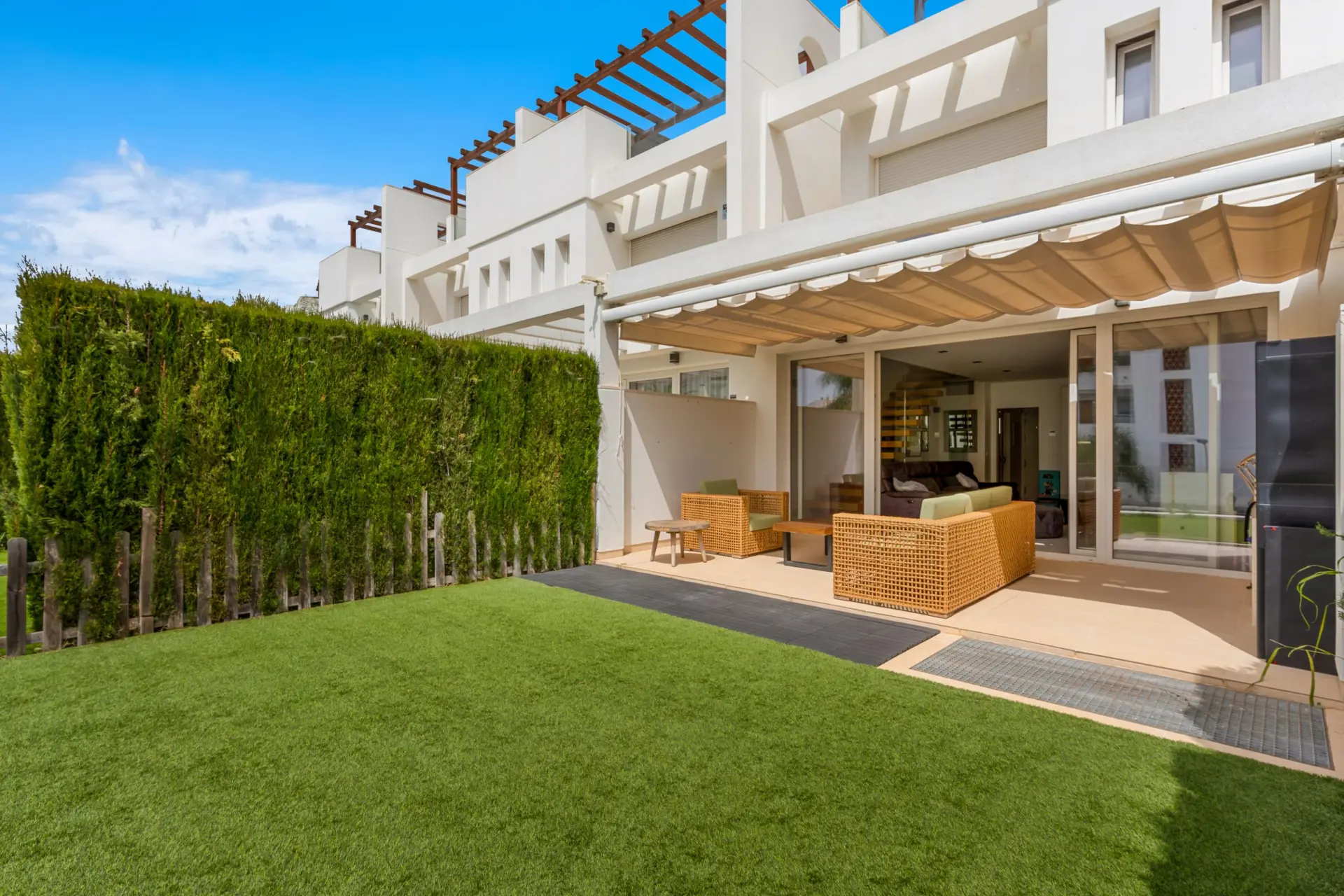 Fantastisk fyra sovrum radhus ligger i den gated community av El Romeral de Calahonda, Mijas Costa