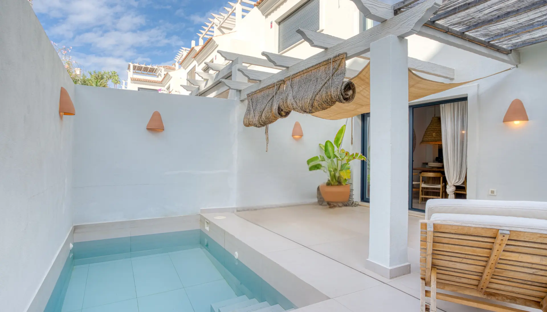Elegant, tre sovrum radhus ligger i den gated community av Agra Residencial, Estepona