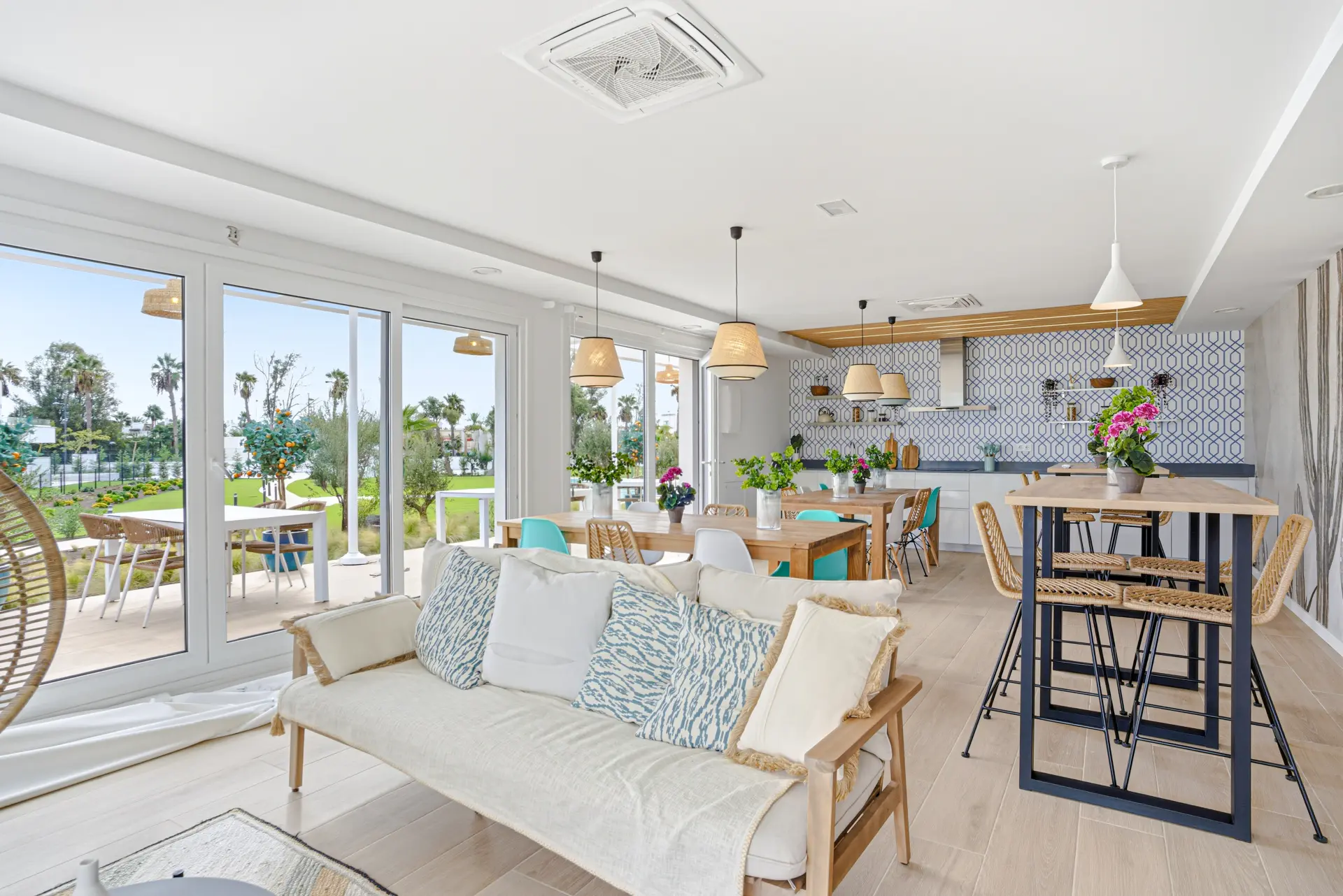 Elegante apartamento de dos dormitorios orientado al suroeste, situado en la codiciada comunidad privada Aqua Gardens en la Nueva Milla de Oro, Estepona.