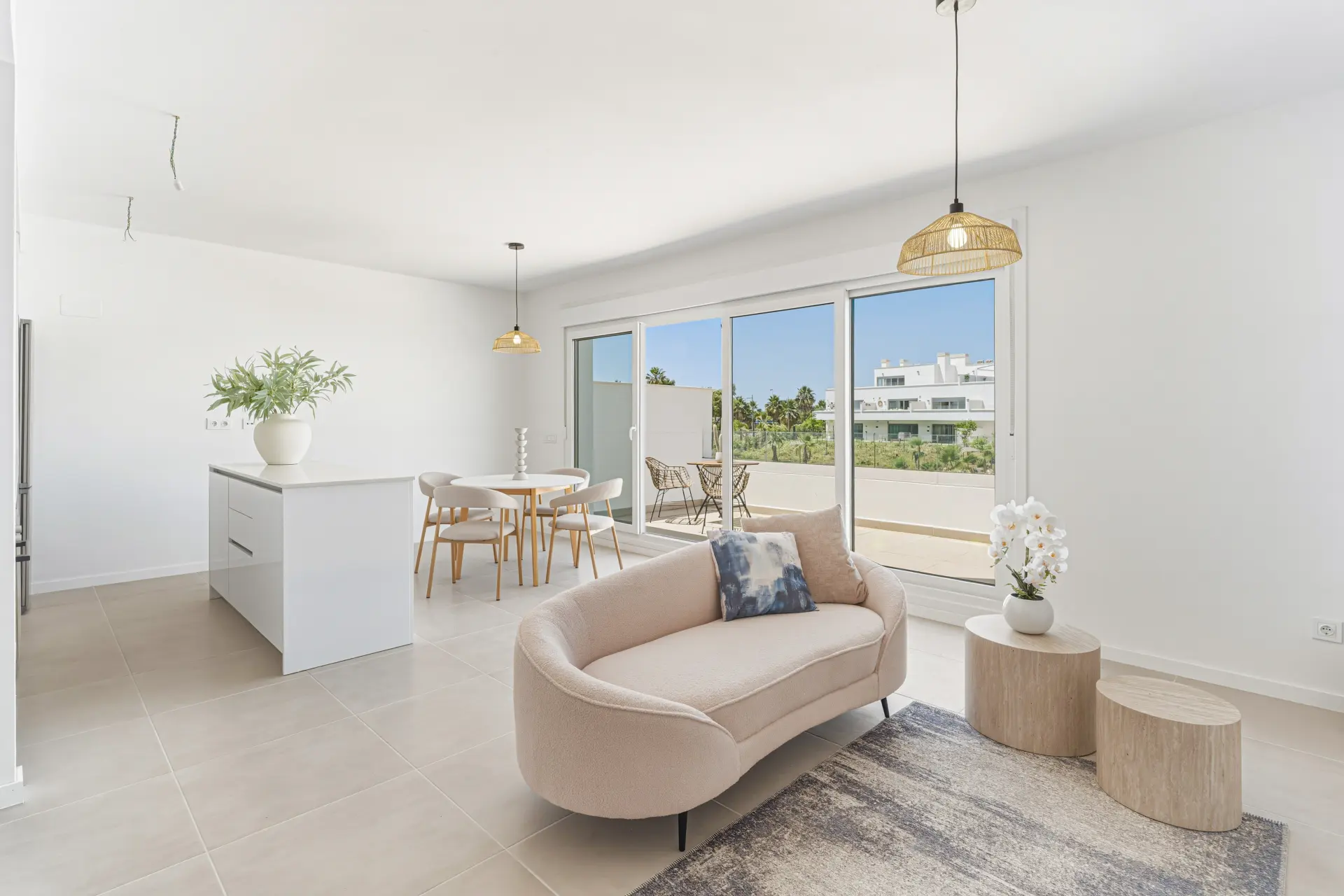 Elegante apartamento de dos dormitorios orientado al suroeste, situado en la codiciada comunidad privada Aqua Gardens en la Nueva Milla de Oro, Estepona.