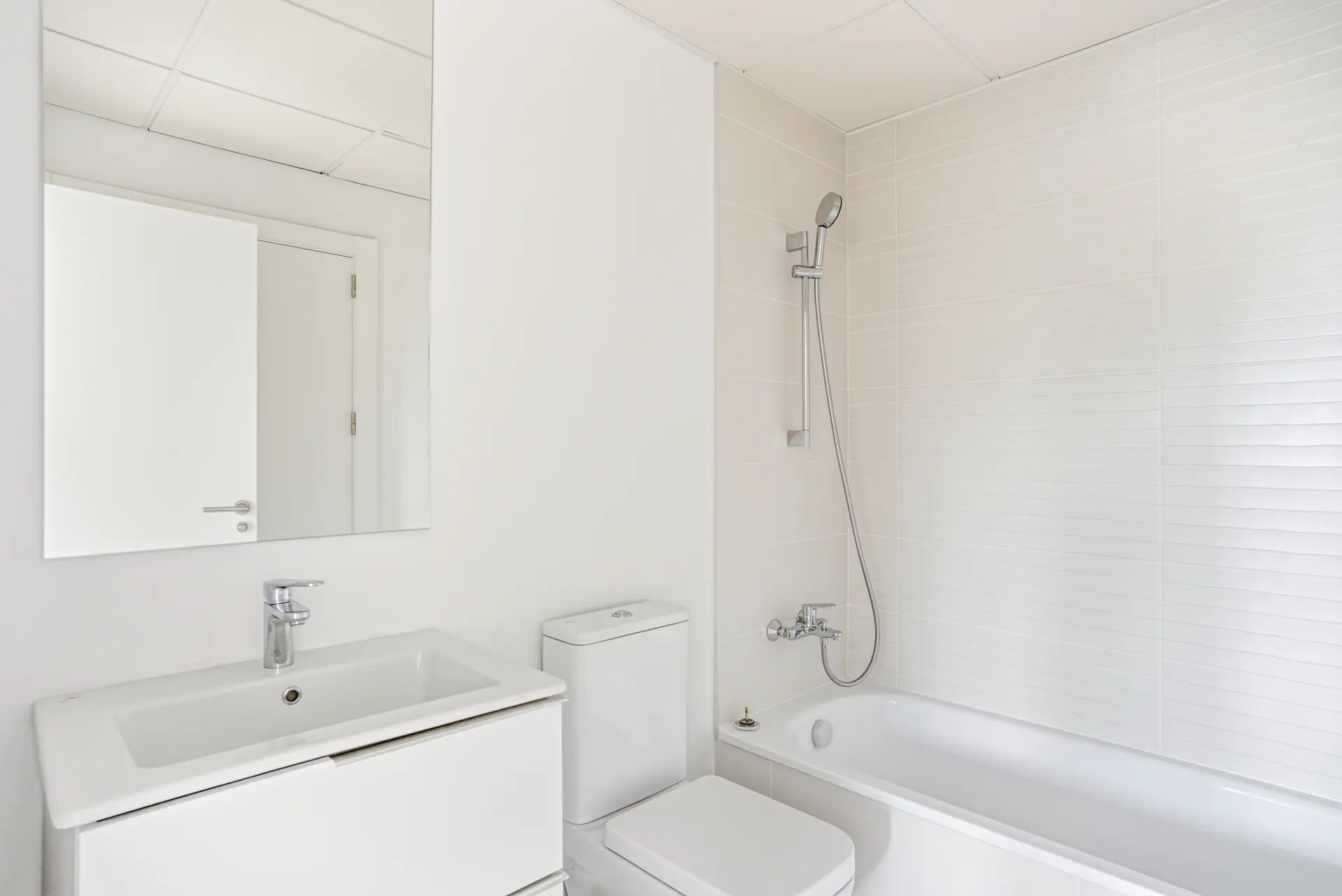 Elegante apartamento de dos dormitorios orientado al suroeste, situado en la codiciada comunidad privada Aqua Gardens en la Nueva Milla de Oro, Estepona.