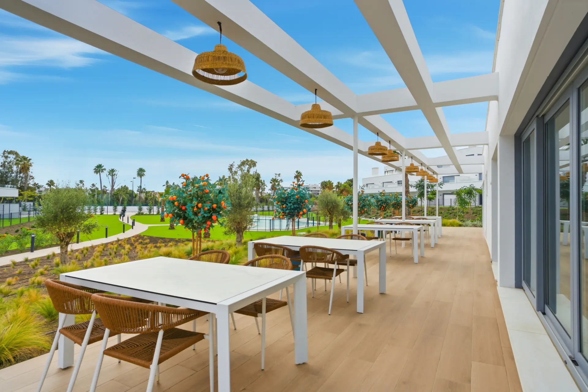 Elegante apartamento de dos dormitorios orientado al suroeste, situado en la codiciada comunidad privada Aqua Gardens en la Nueva Milla de Oro, Estepona.