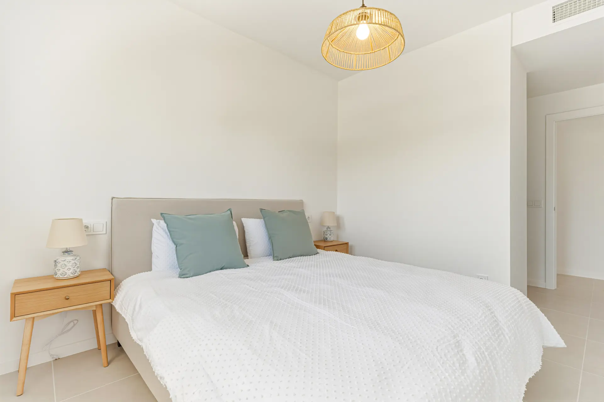 Elegante apartamento de dos dormitorios orientado al suroeste, situado en la codiciada comunidad privada Aqua Gardens en la Nueva Milla de Oro, Estepona.