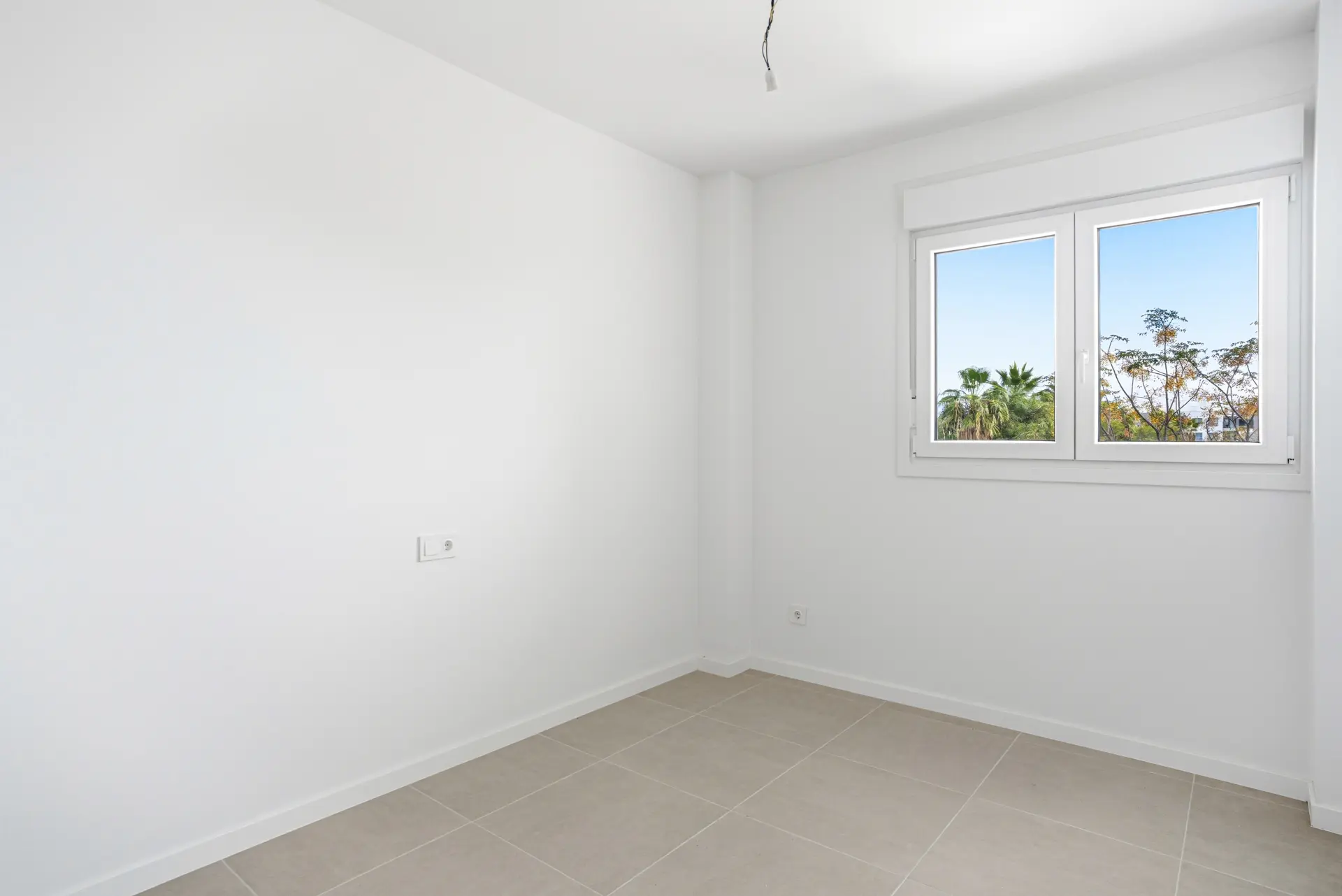 Elegante apartamento de dos dormitorios orientado al suroeste, situado en la codiciada comunidad privada Aqua Gardens en la Nueva Milla de Oro, Estepona.